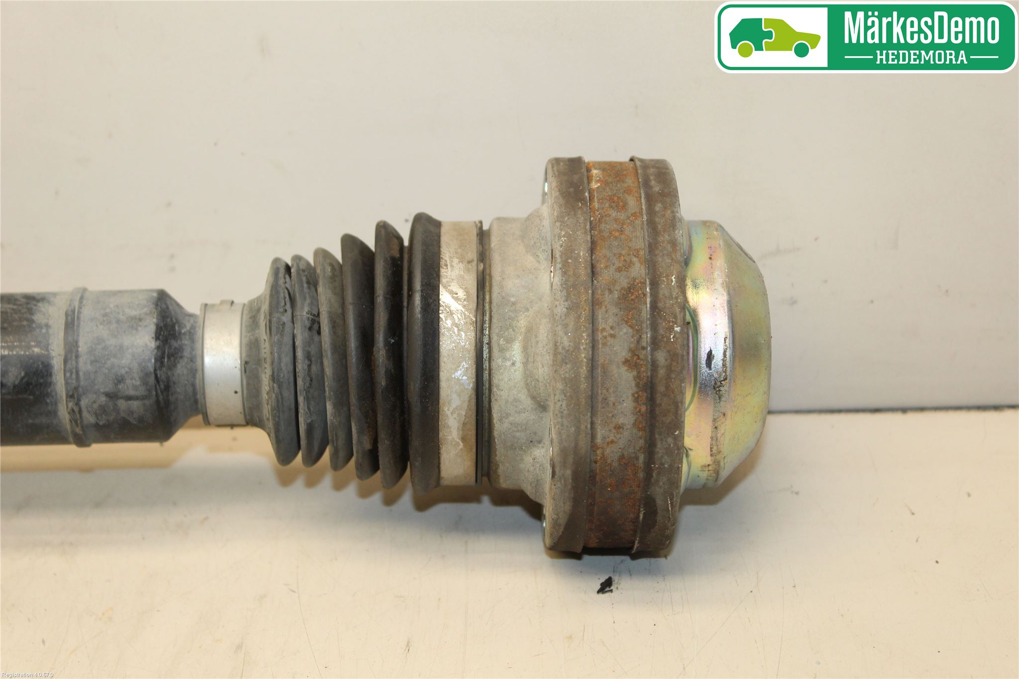 Volkswagen VW CADDY 11-15 Drivaxel Fram Höger
