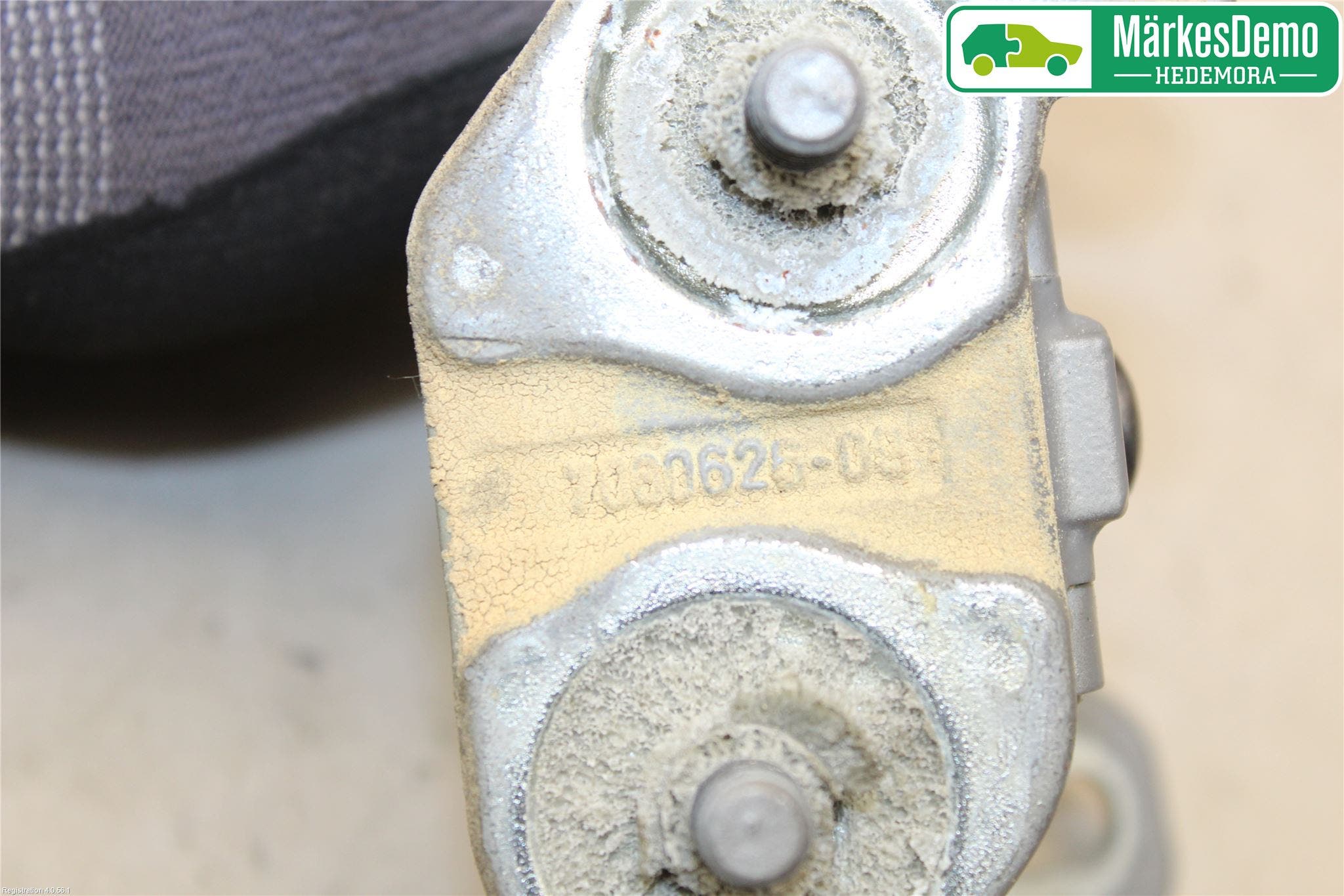 BMW X1 E84 10-15 Bakluckegångjärn Hö