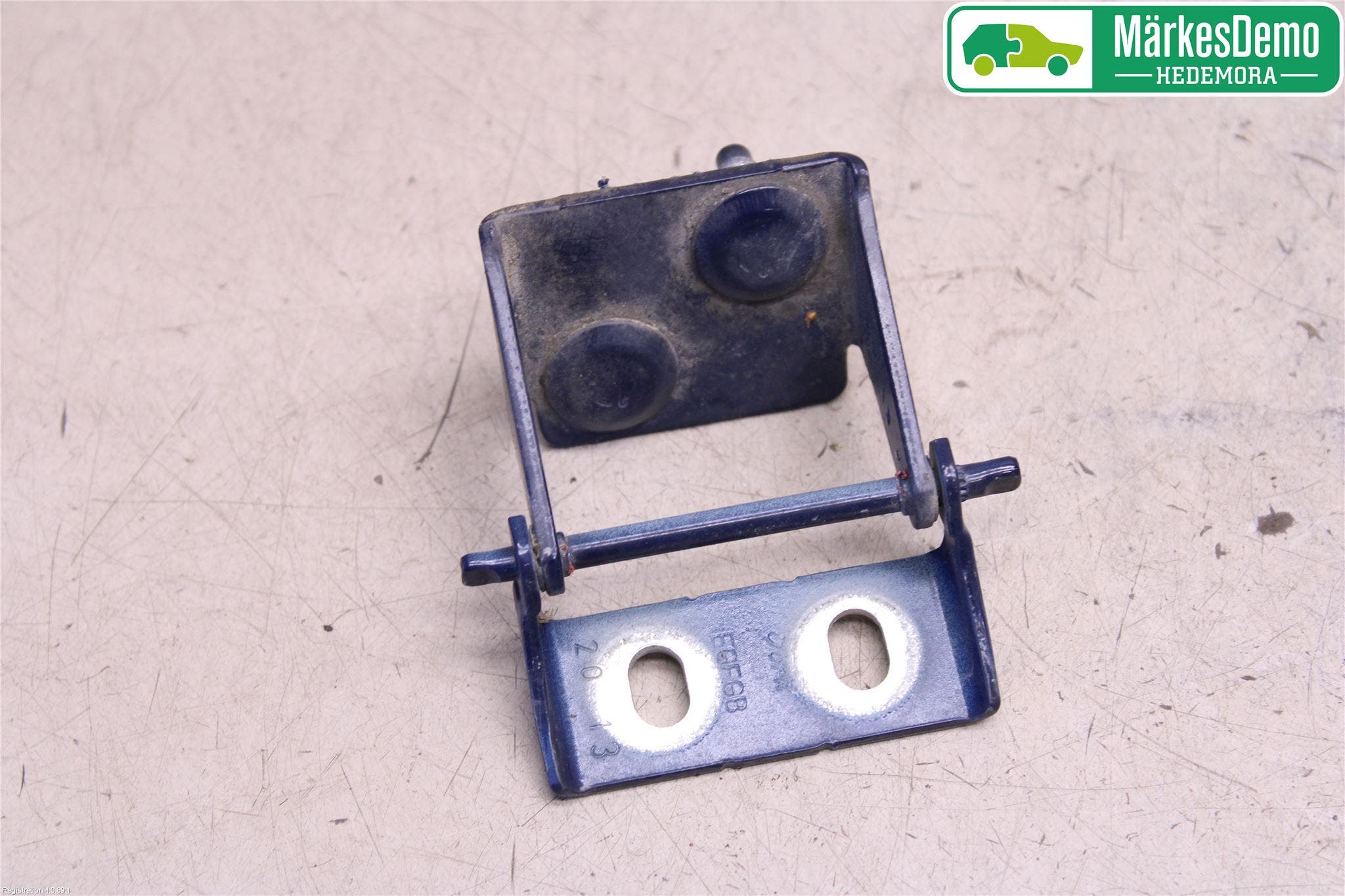 Ford FOCUS 11-14 Bakluckegångjärn Vä