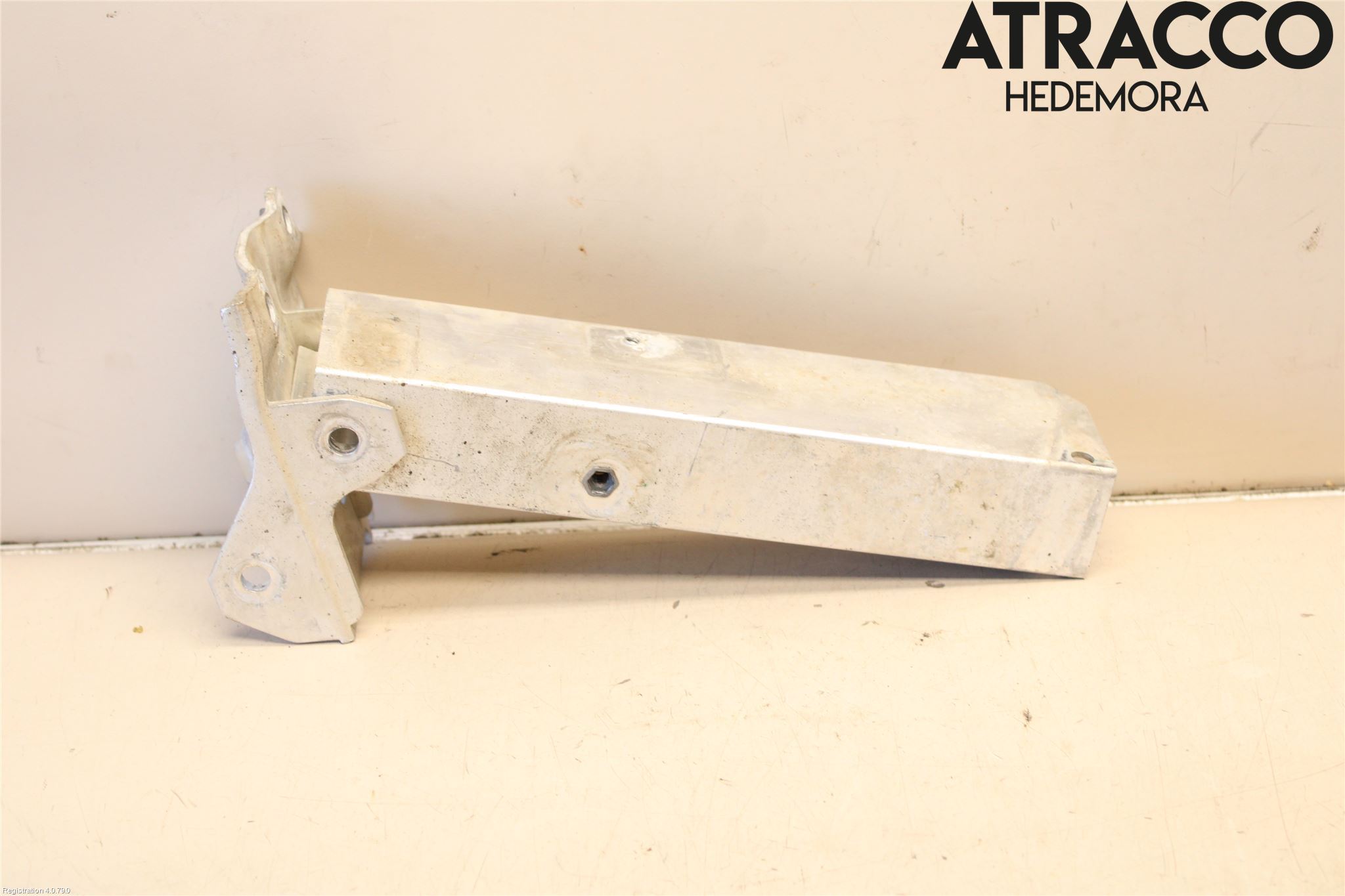 BMW 5 F10/F11/F18 09-17 Stötfångarbärjärn Fram
