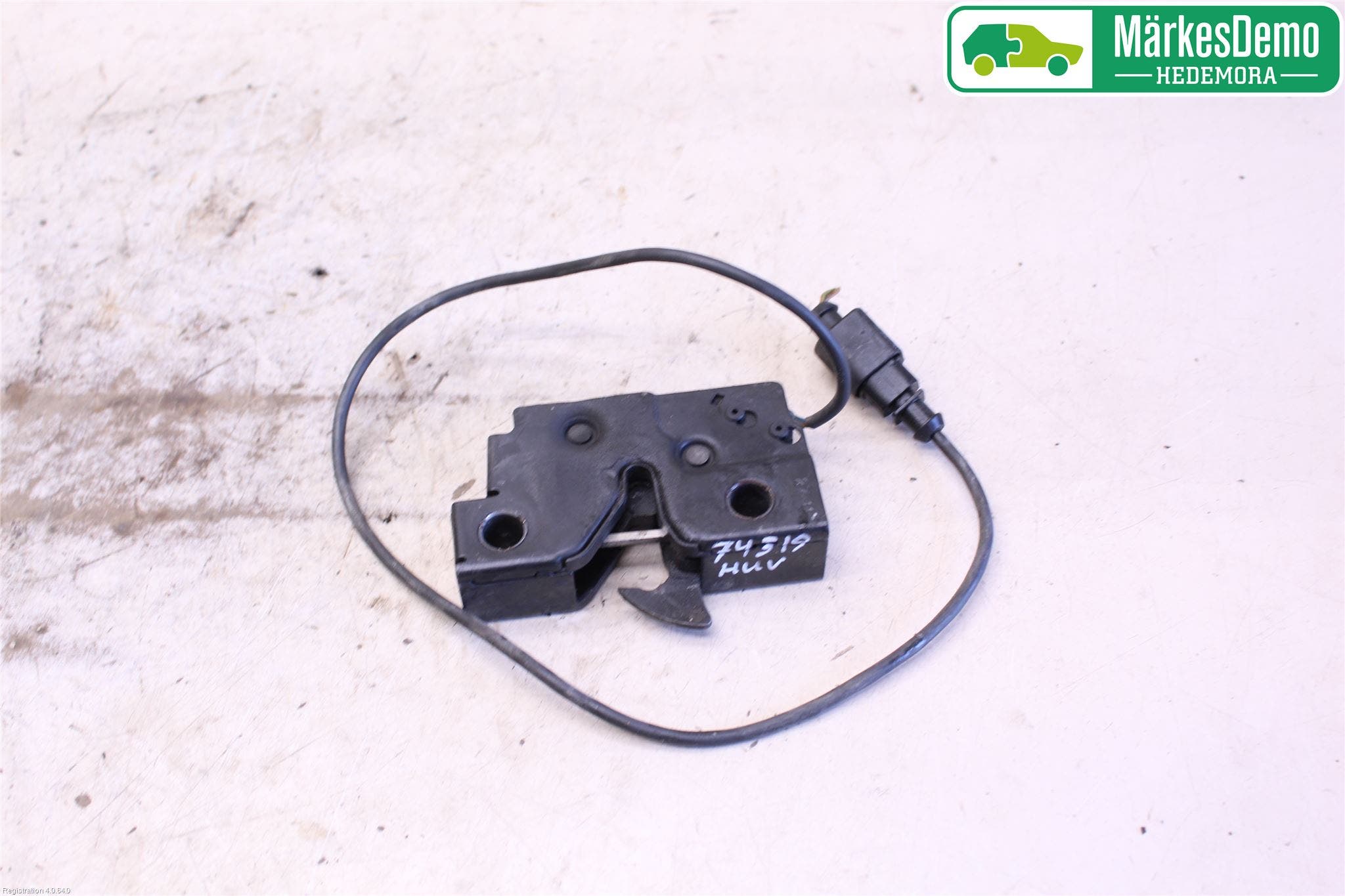 Volkswagen VW JETTA VI 11- Huvlås