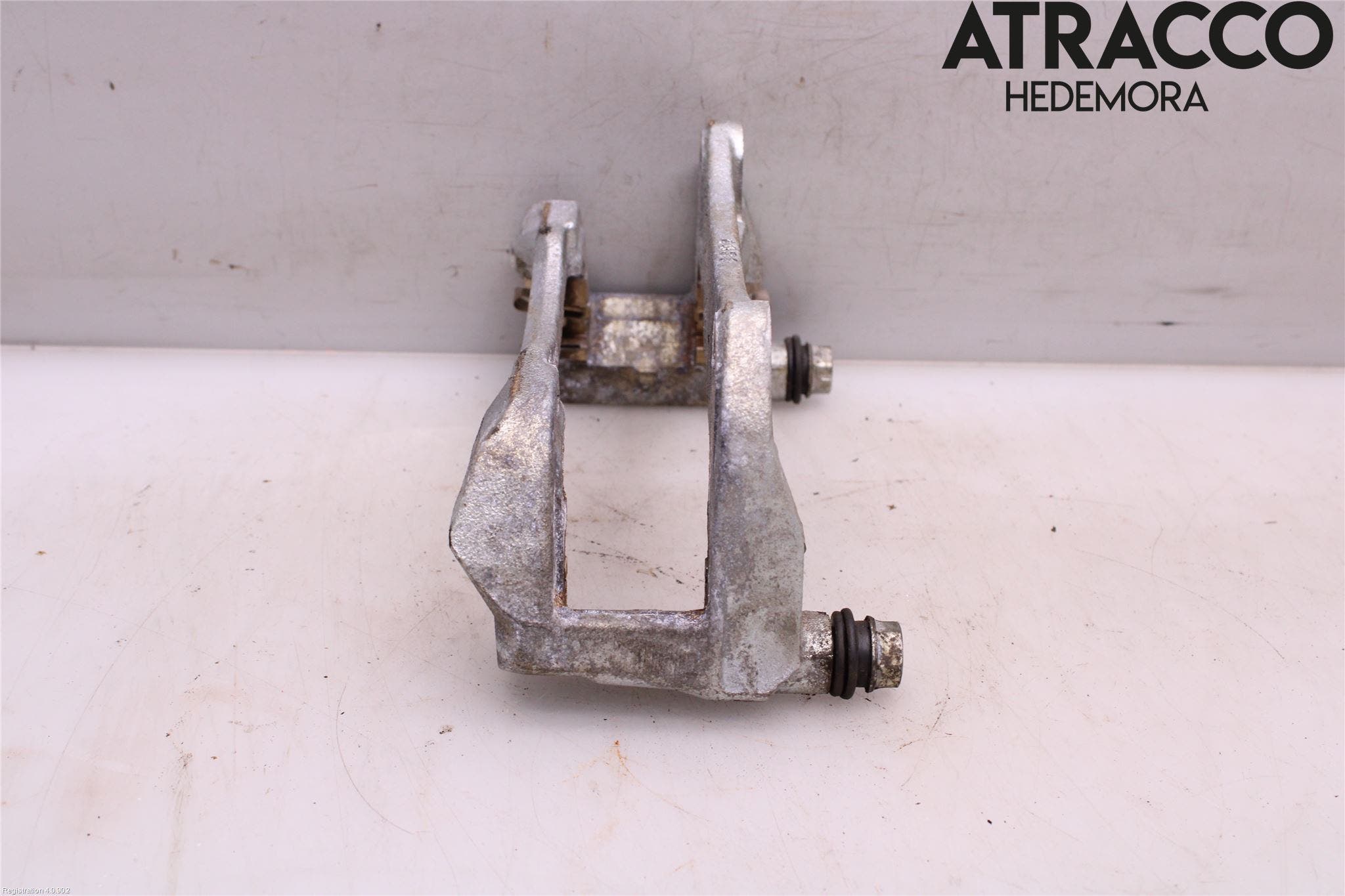 Toyota RAV4 19- Bromsokshållare