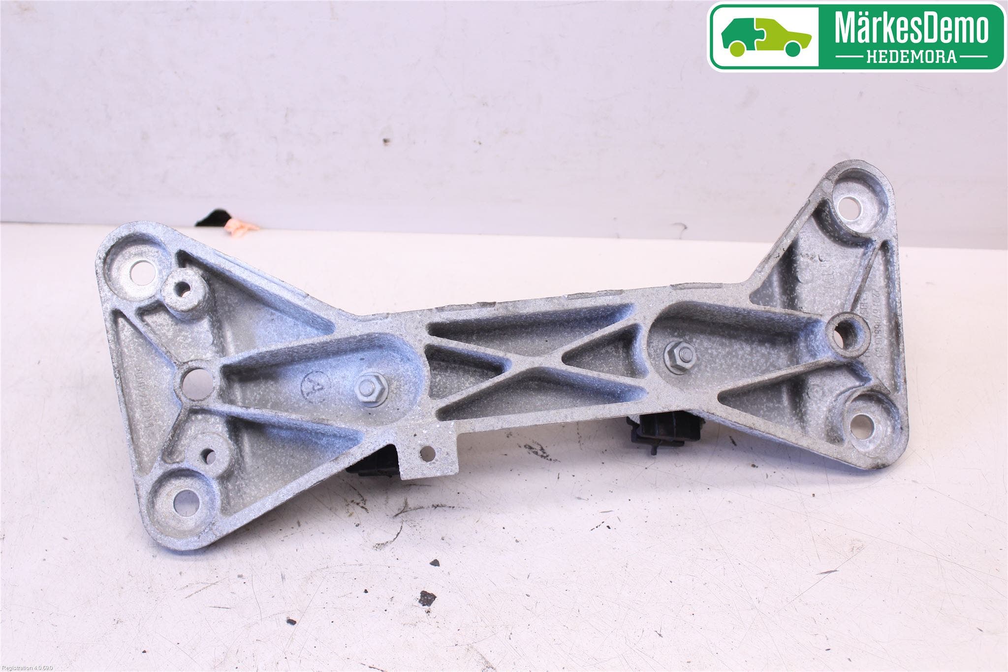 BMW 3 F30/F31/F80 12-19 Växellådsbalk