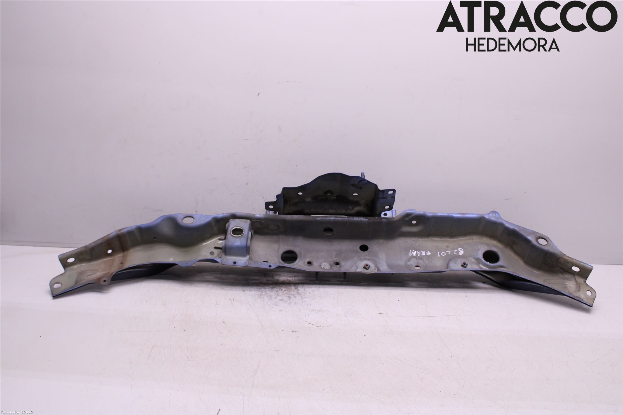 Nissan NOTE E11 06-14 Front Huvlåsplåt-Balk