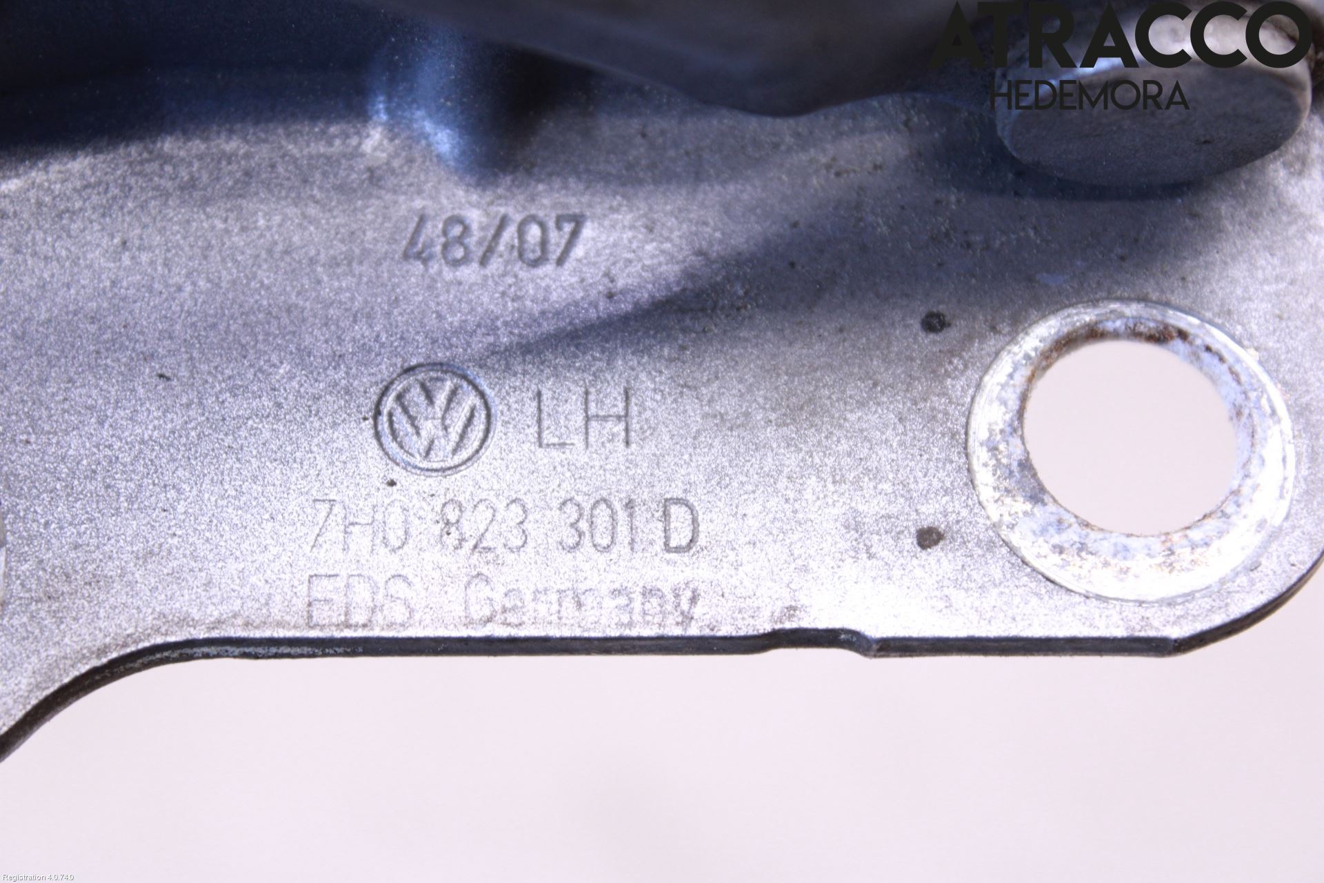 Volkswagen VW TRANSP/CARAVELLE (T5) 04-15 Huvgångjärn