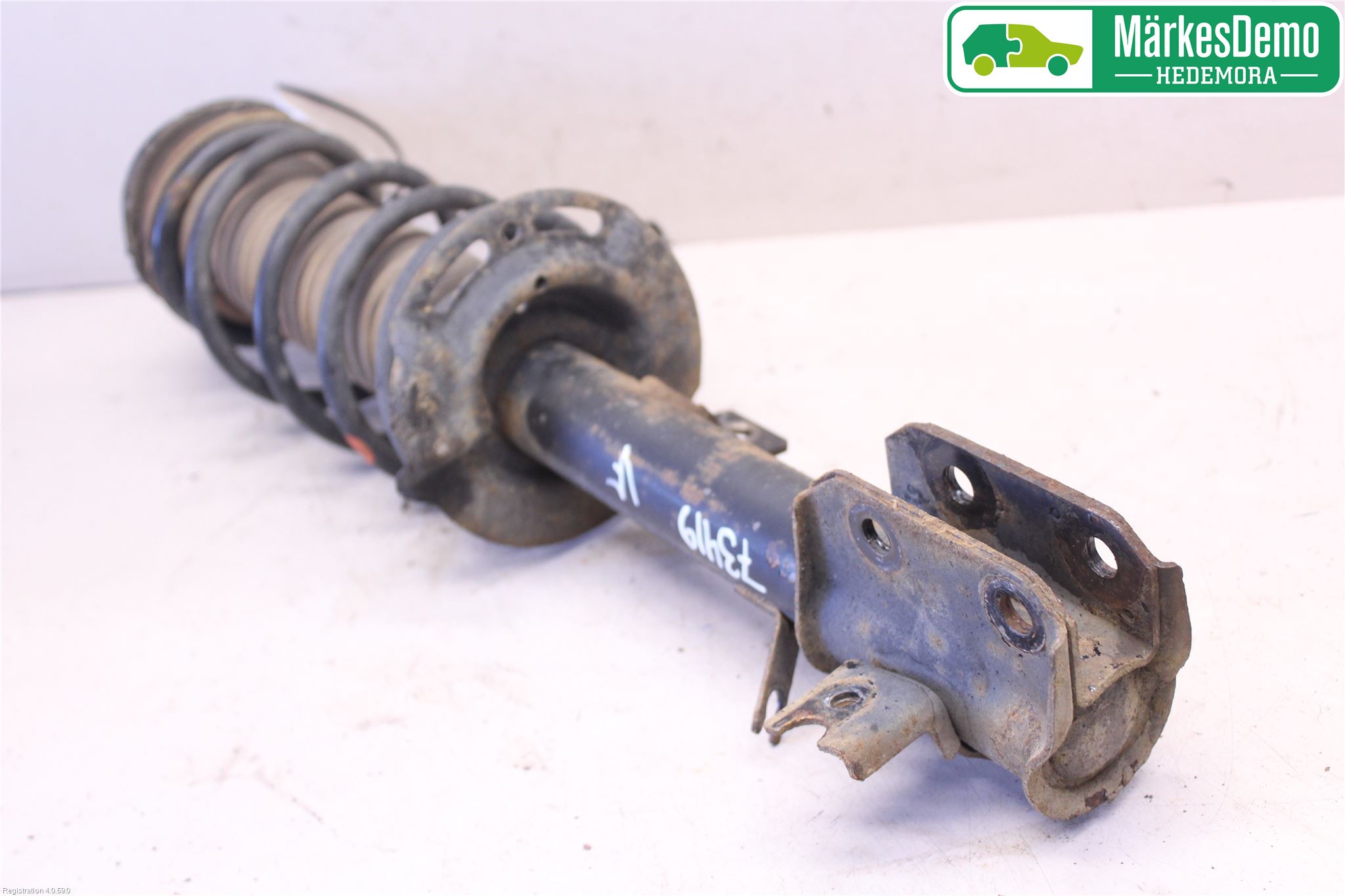 Suzuki SWIFT 11-16 Fjäderben Fram Vänster