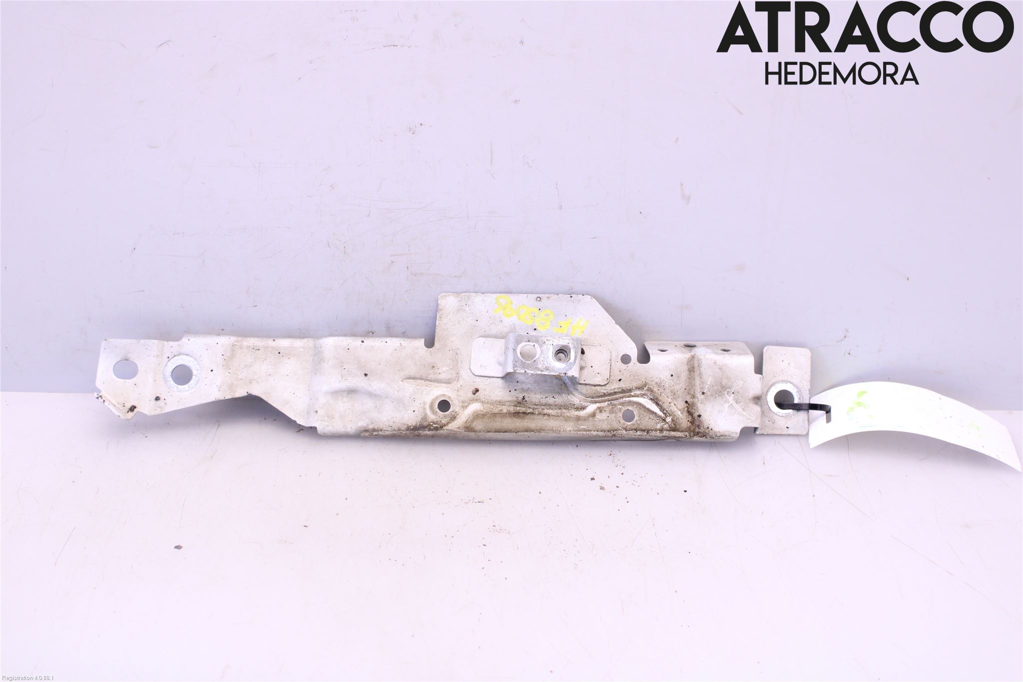 Volvo V90 17->> Skärmfäste Fram Hö