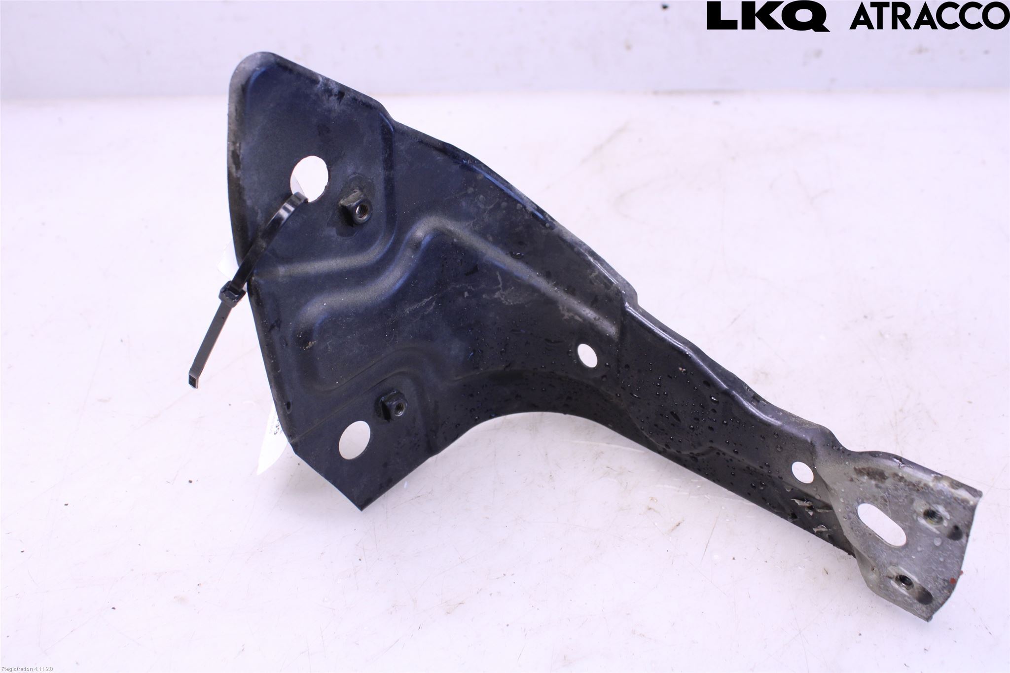 Volkswagen VW PASSAT 15-19 Skärmfäste Fram Hö