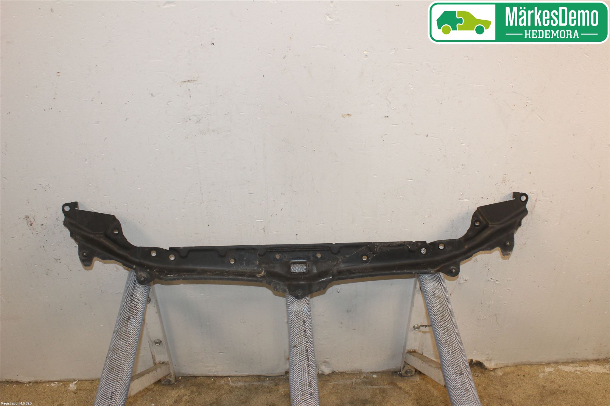 BMW 5 E60/61 Sed/Tou 02-10 Front Huvlåsplåt-Balk