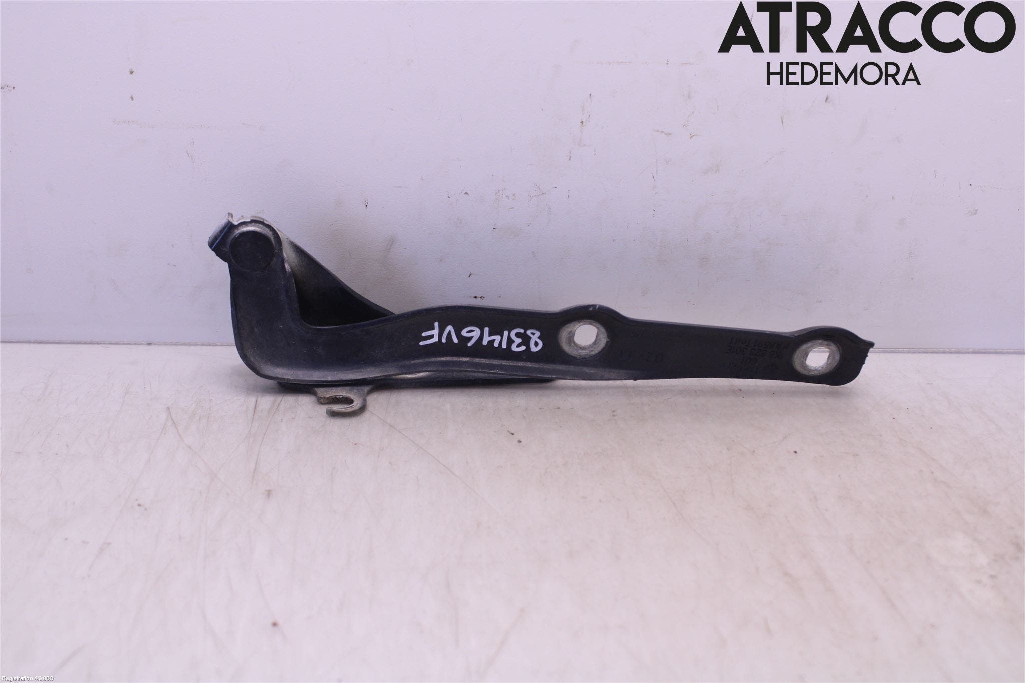 Volkswagen VW SCIROCCO 09-17 Huvgångjärn