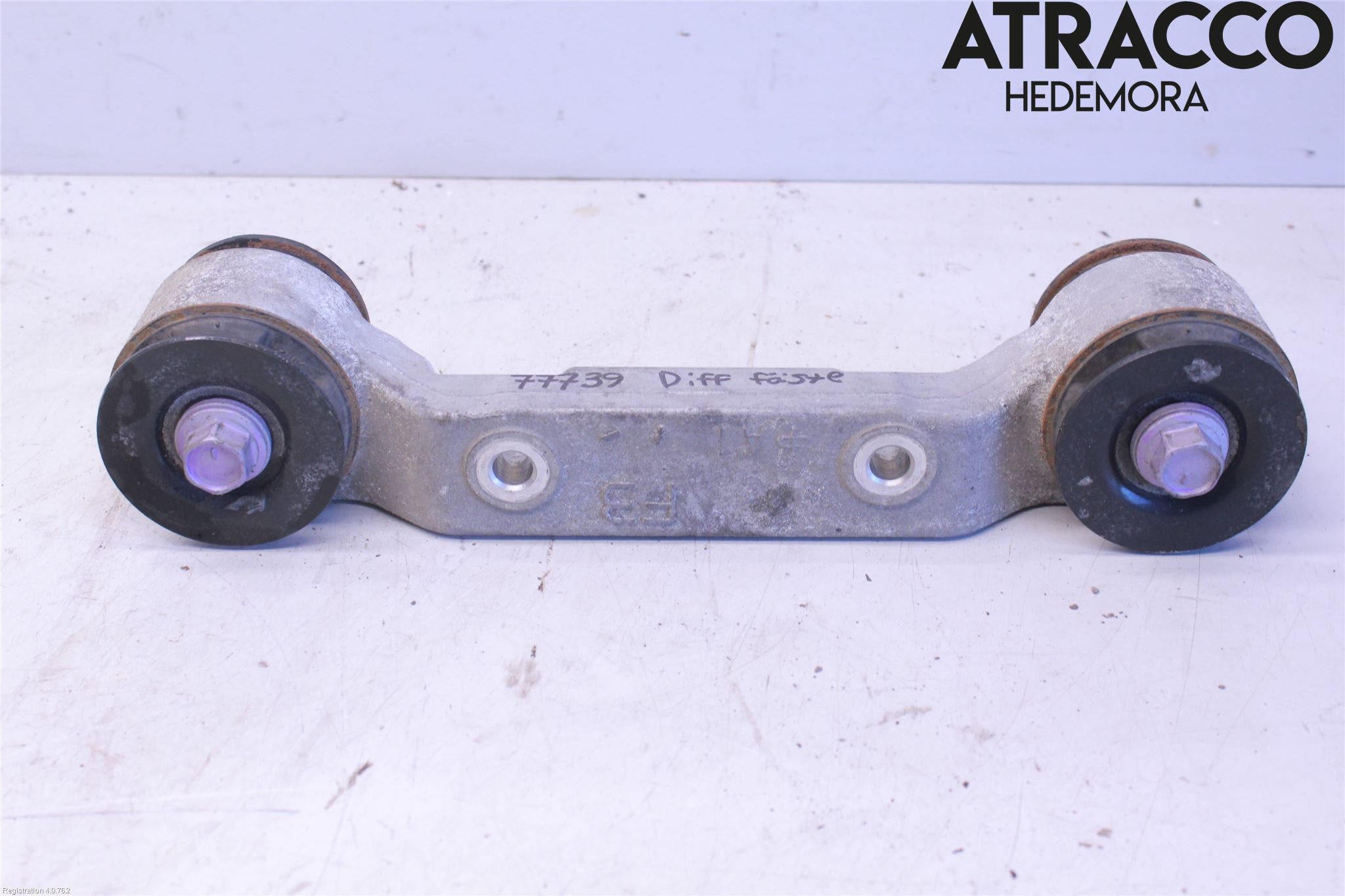 Toyota RAV4 19- Bakaxel Fäste