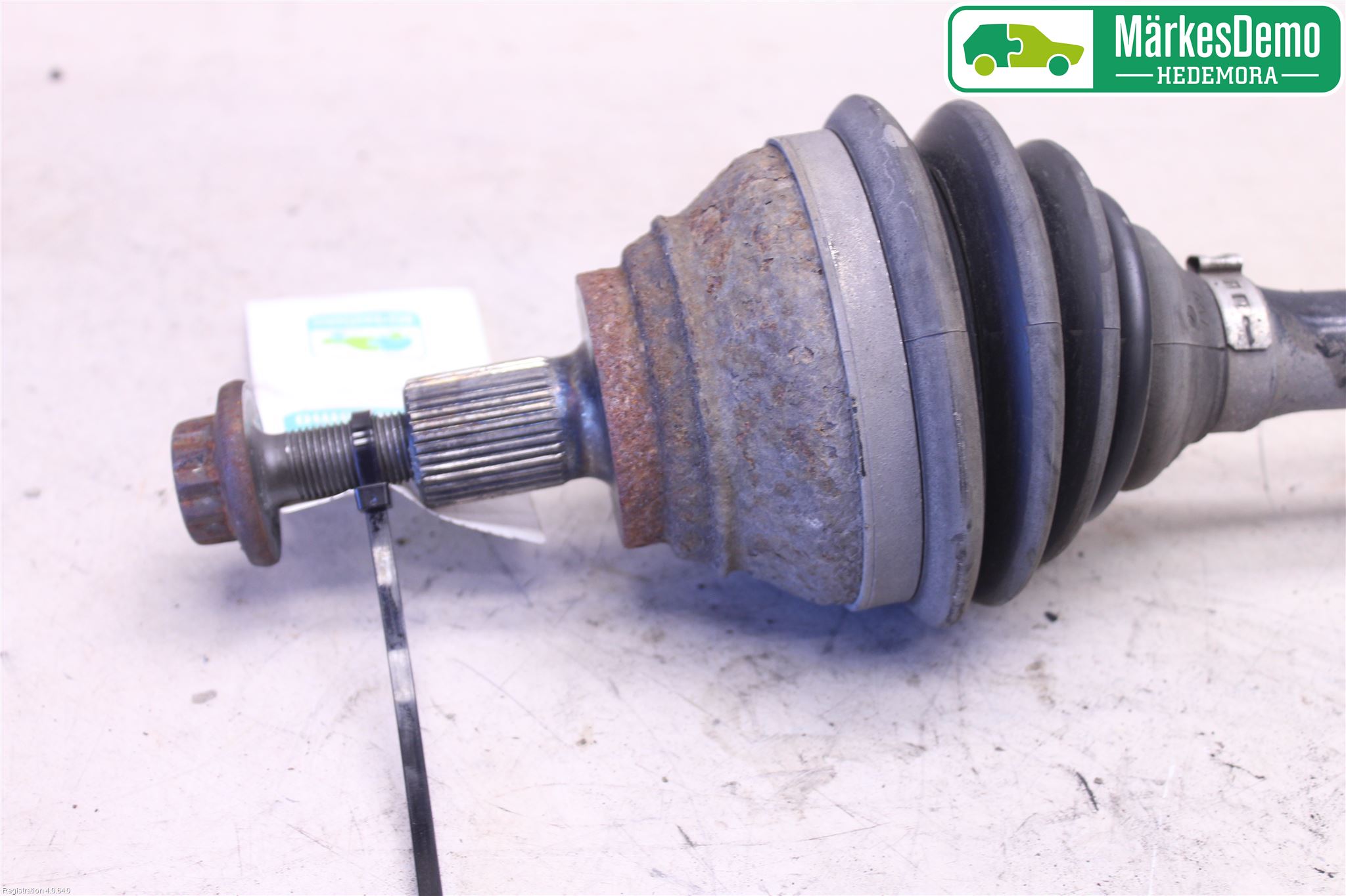 Volkswagen VW PASSAT 11-14 Drivaxel Fram Vänster