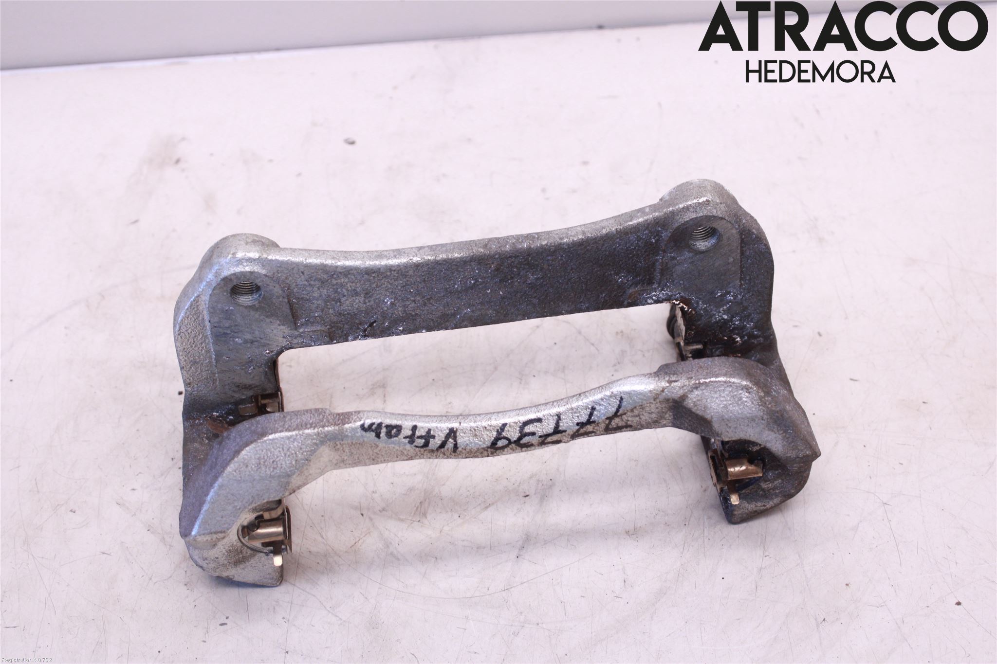 Toyota RAV4 19- Bromsokshållare