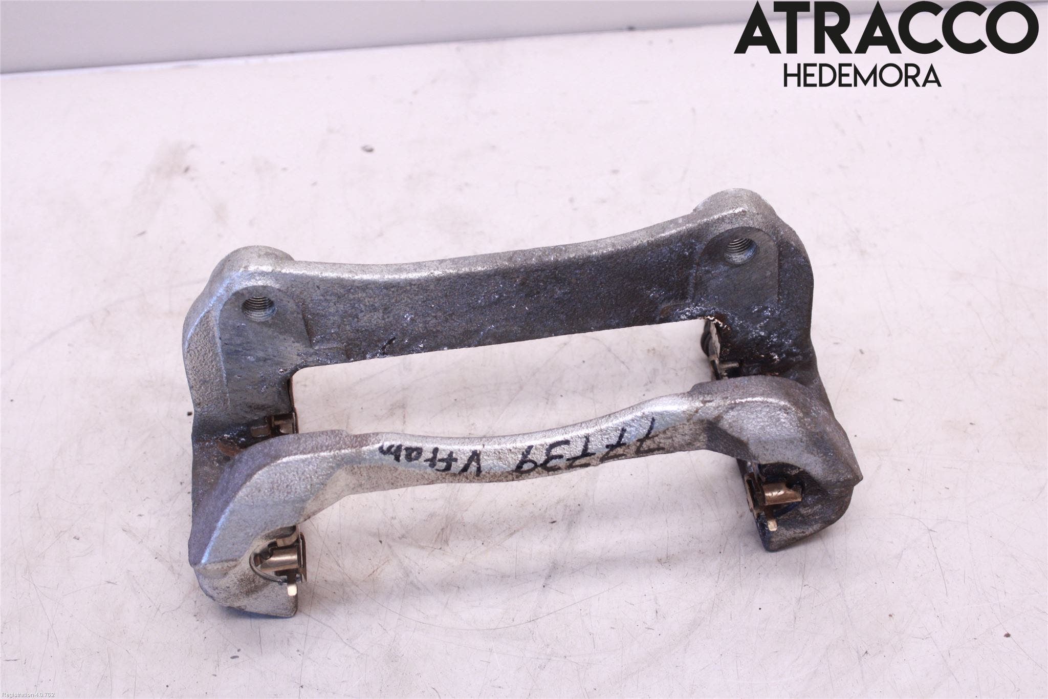 Toyota RAV4 19- Bromsokshållare