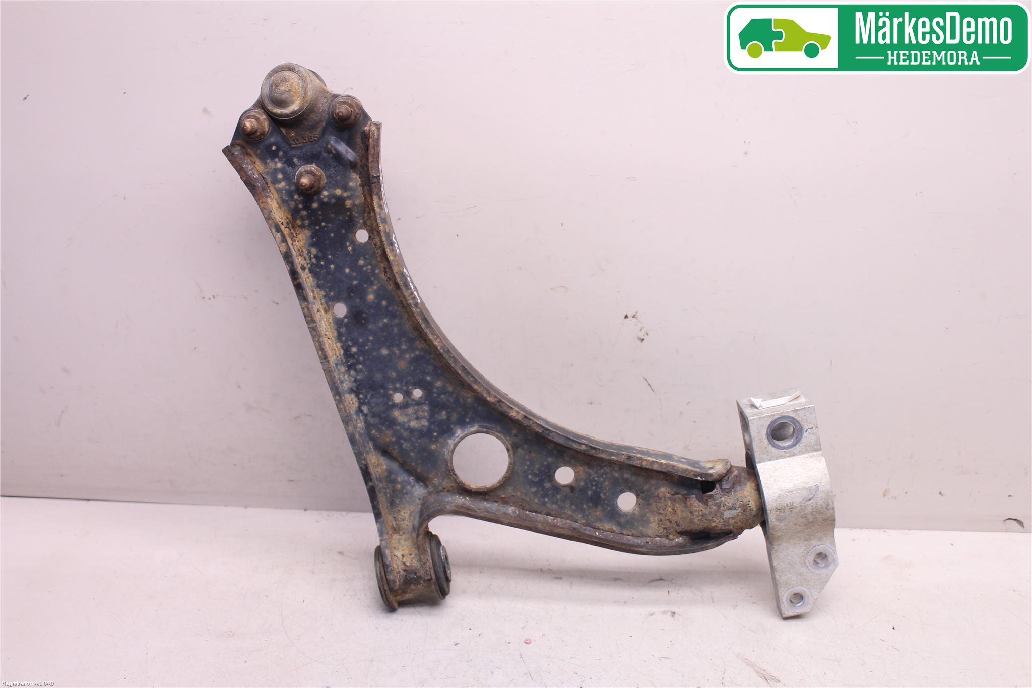 Volkswagen VW CADDY      04-10 Bärarm Fram Undre Vä