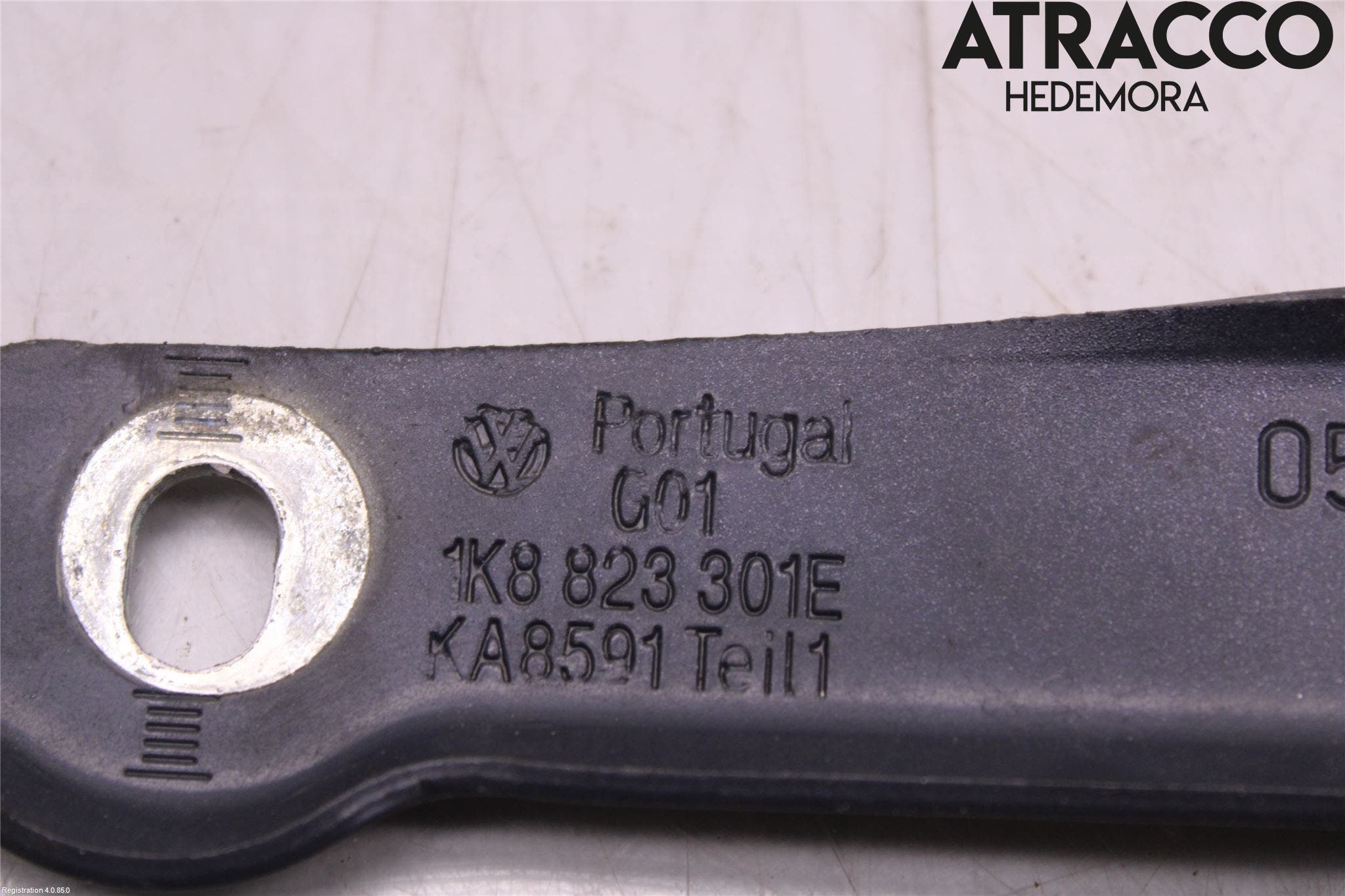 Volkswagen VW SCIROCCO 09-17 Huvgångjärn