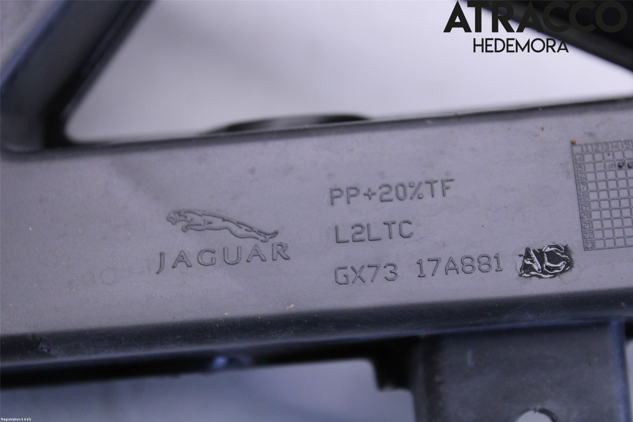 Jaguar XE (X760) 15-24 Stötfångarfäste Bak Hö