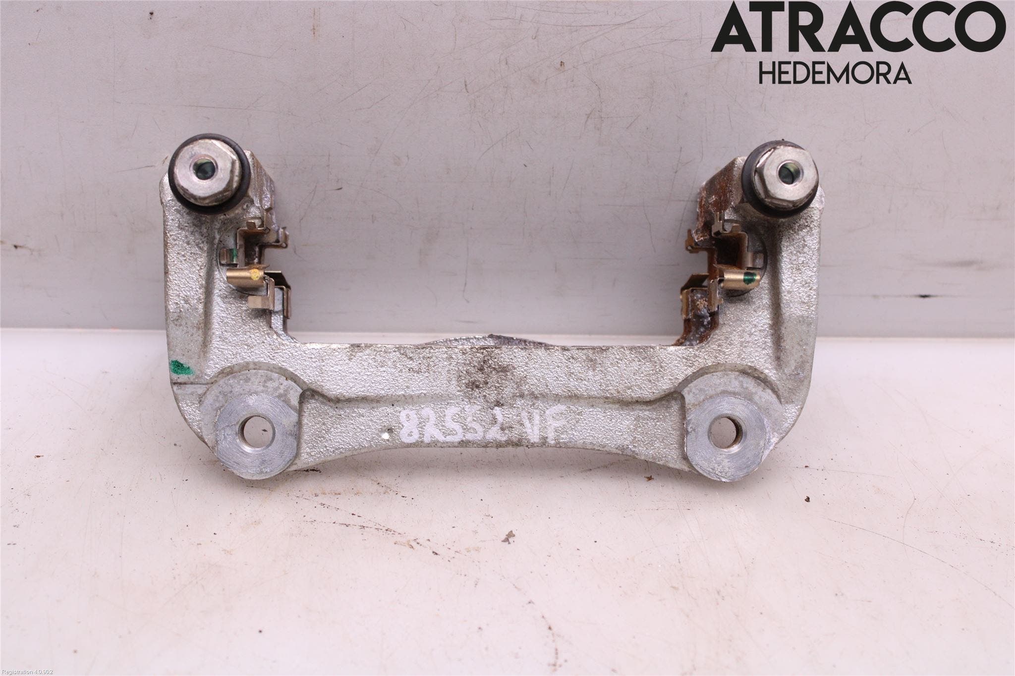 Toyota RAV4 19- Bromsokshållare