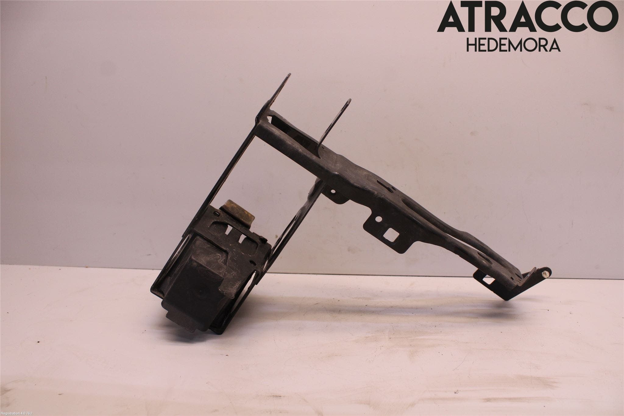 BMW 3 F30/F31/F80 12-19 Kylarfäste-Ram-Balk