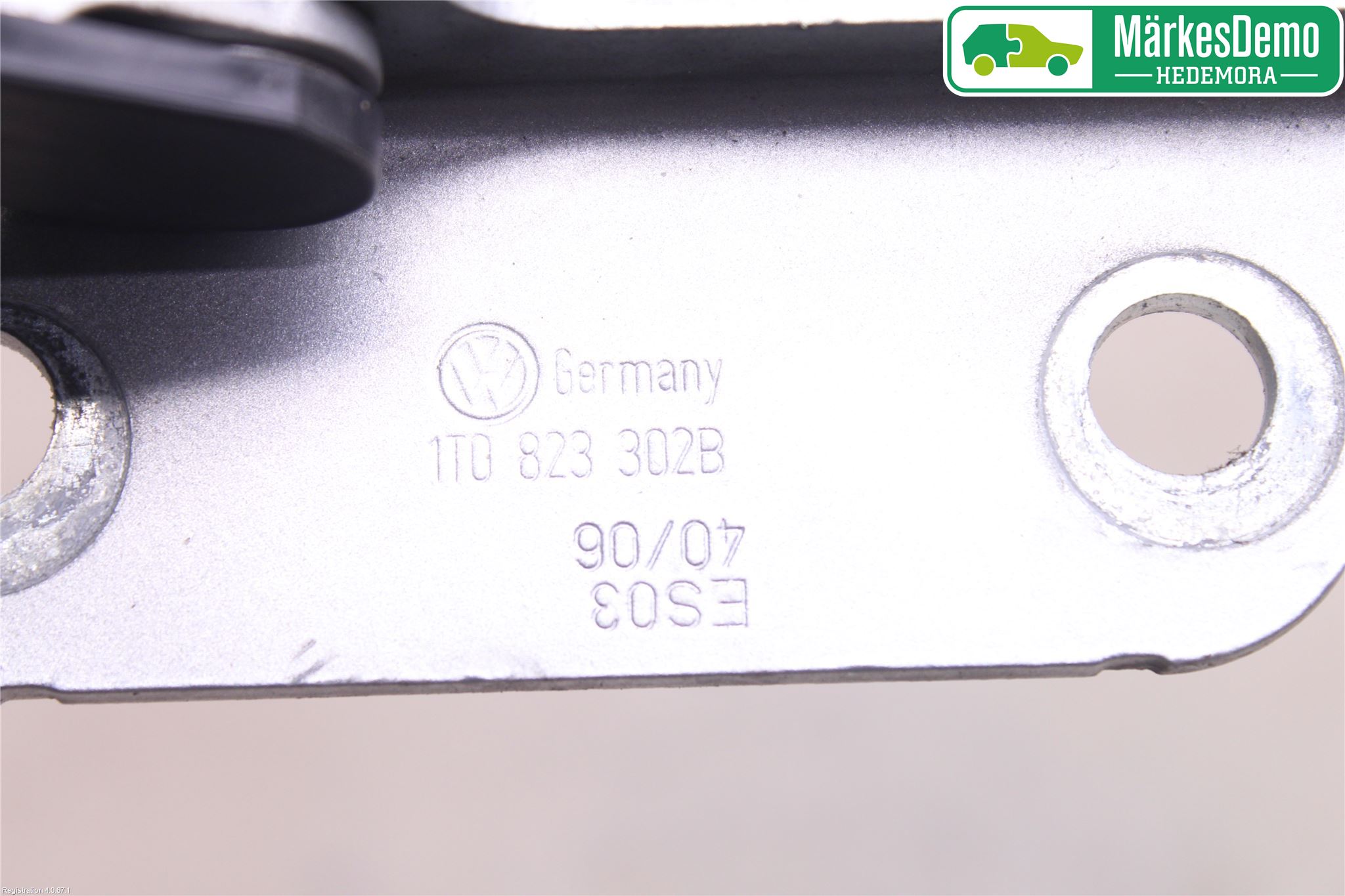 Volkswagen VW CADDY      04-10 Huvgångjärn