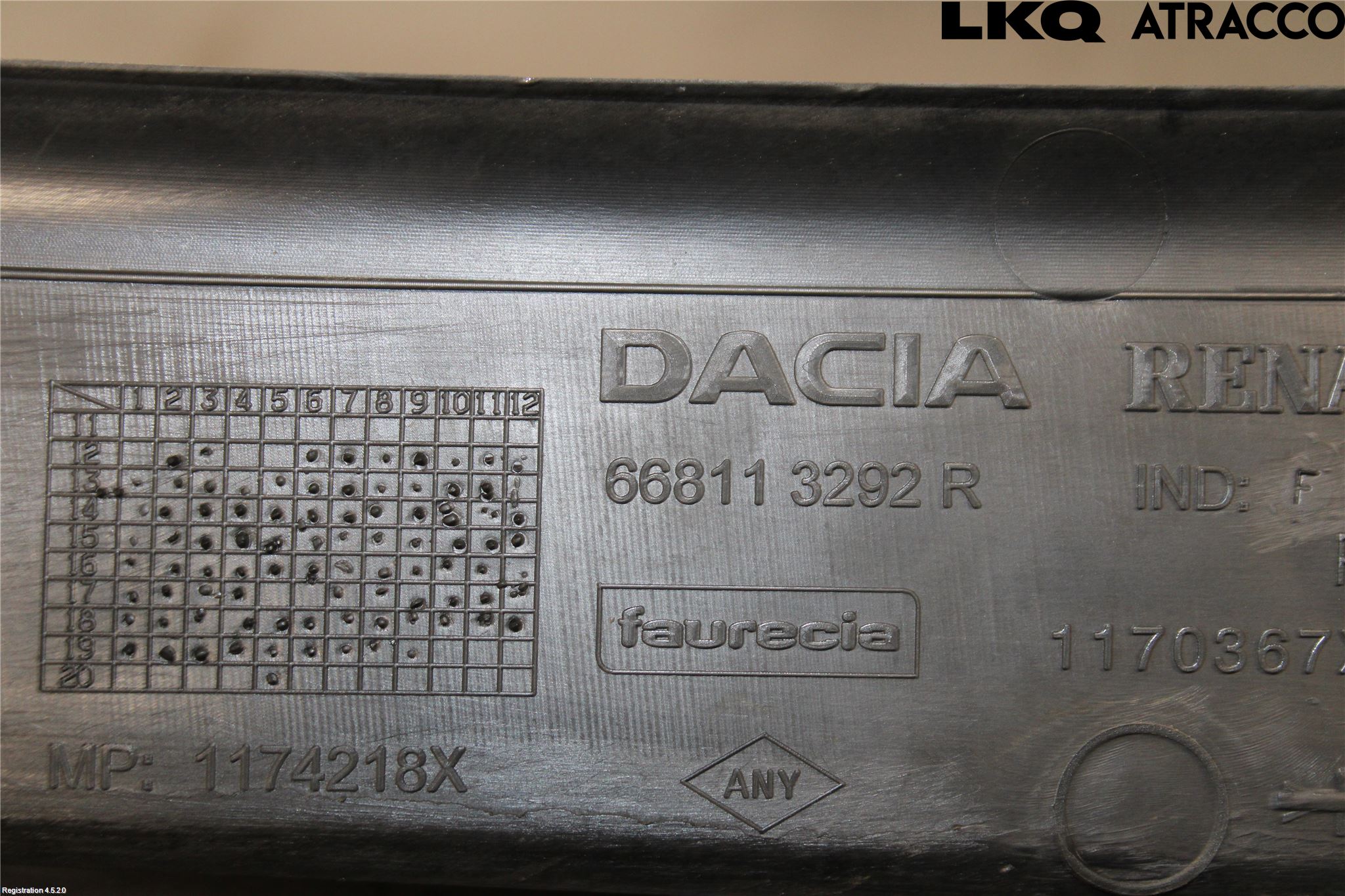 Dacia DUSTER 18-24 Torpedplåt-Torpedplast