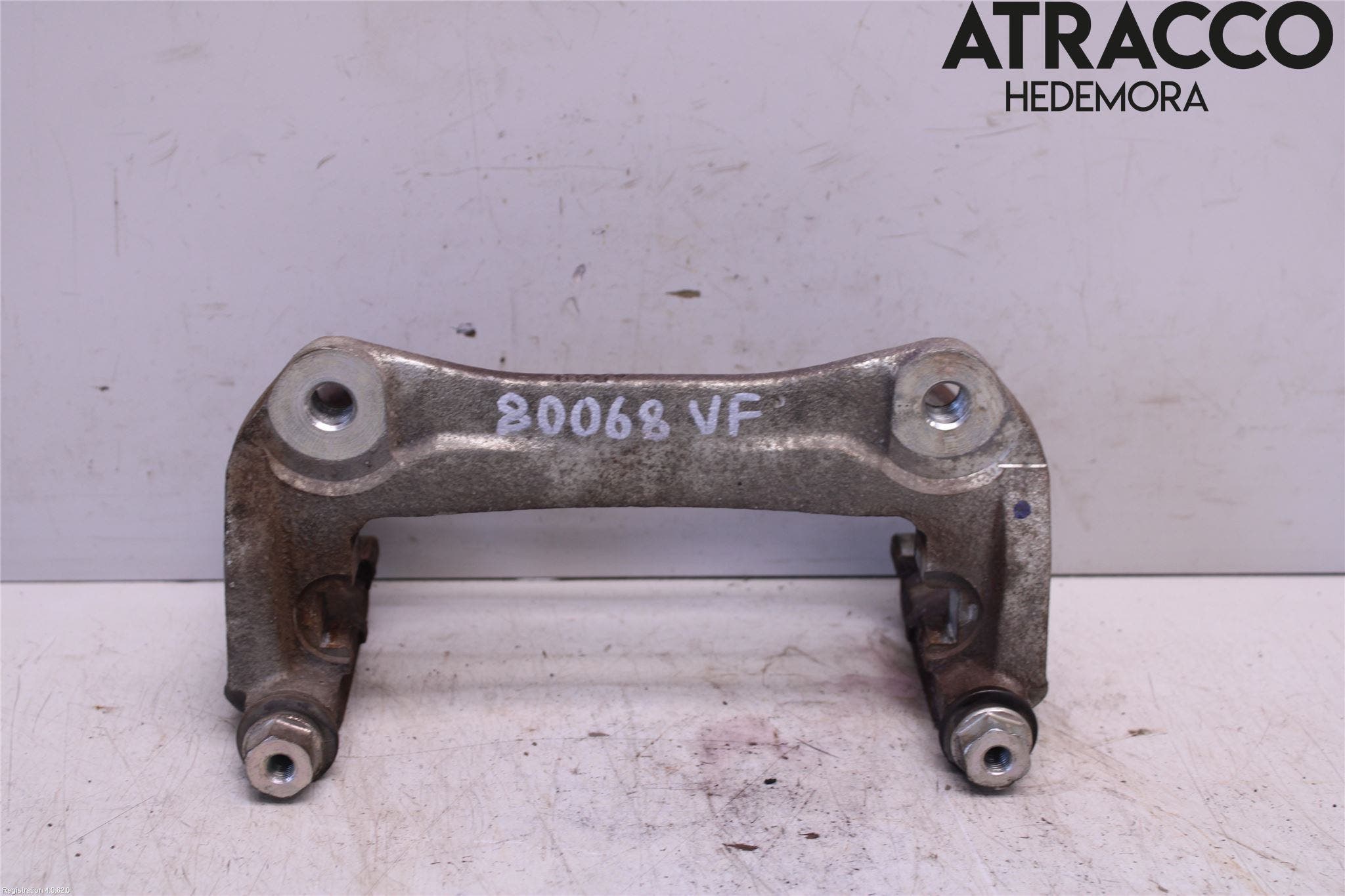 Toyota RAV4 19- Bromsokshållare