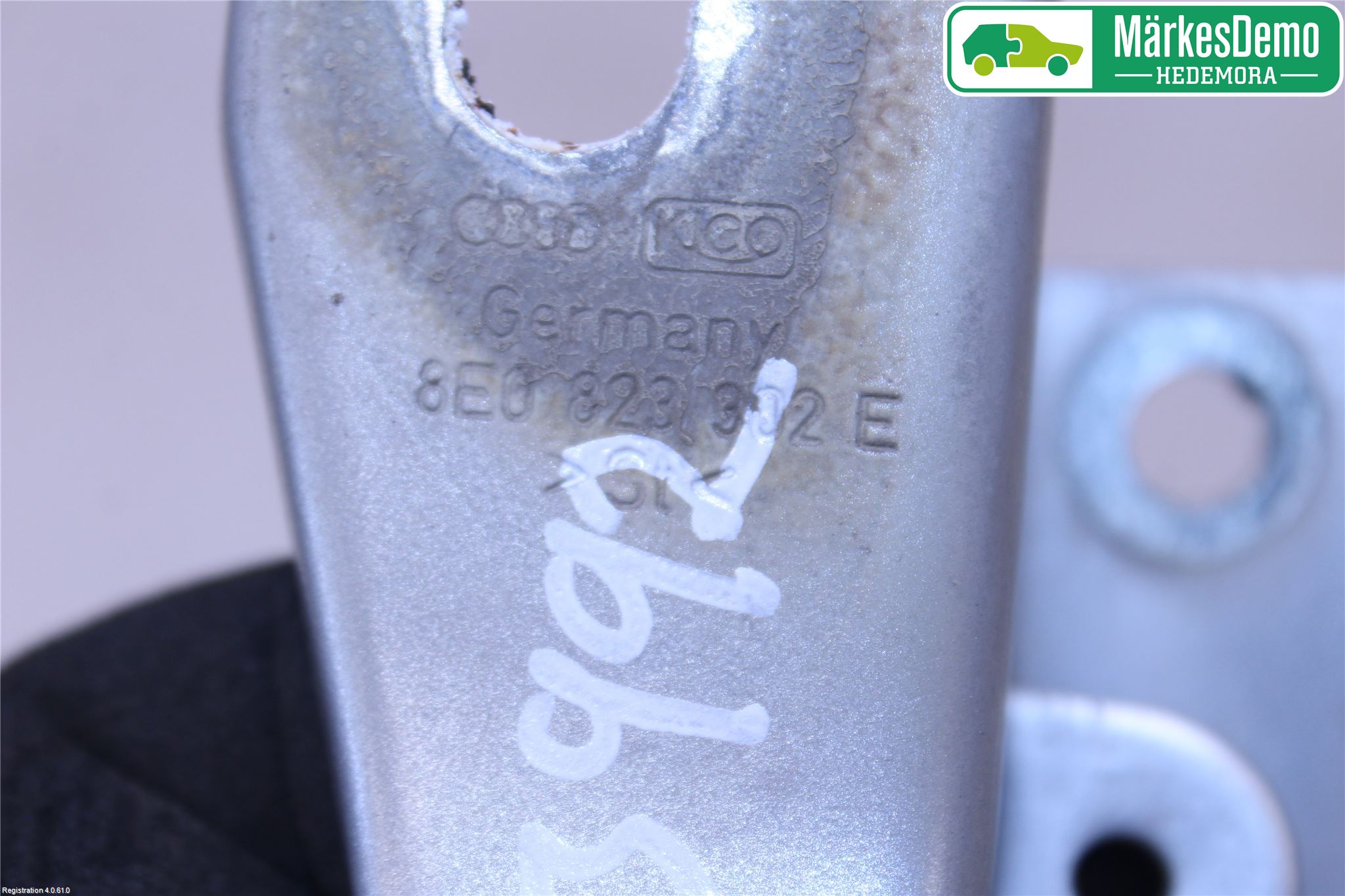 Audi A4/S4 05-07 Huvgångjärn