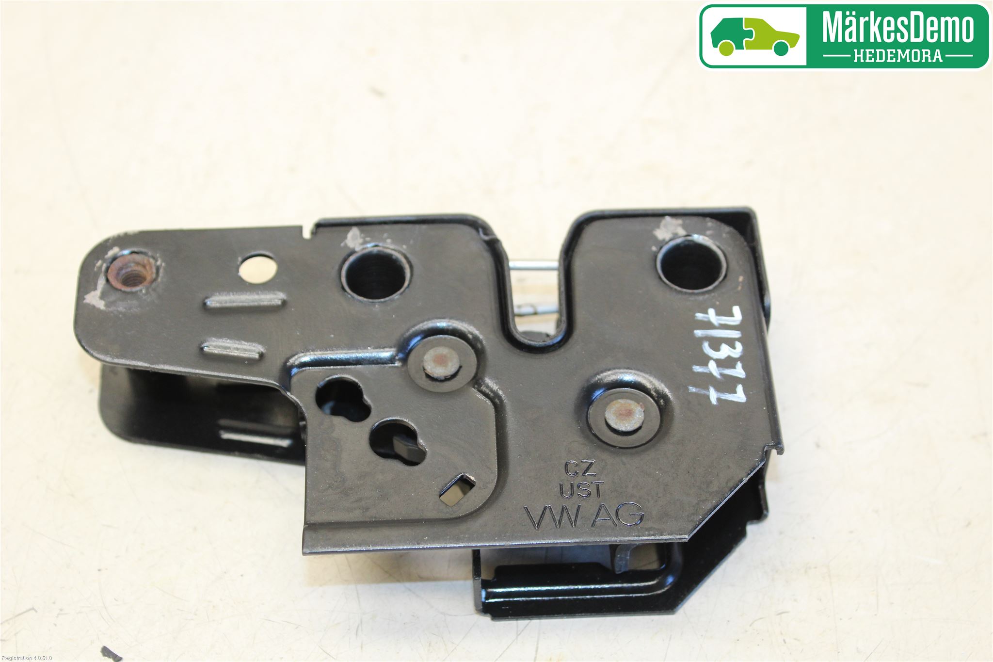 Volkswagen VW CADDY      04-10 Huvlås