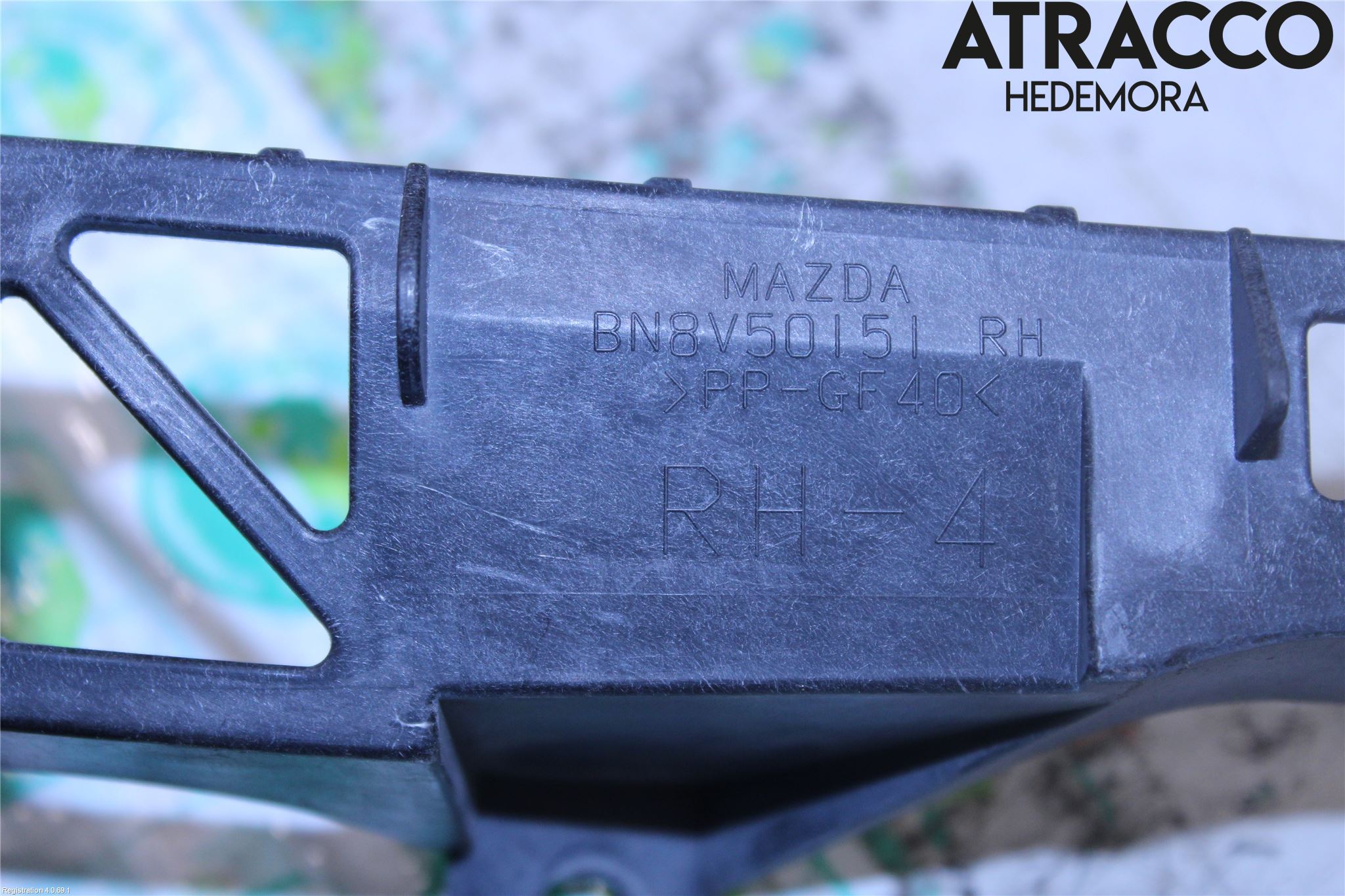 Mazda 3 I 03-06 Strålkastarsarg Höger