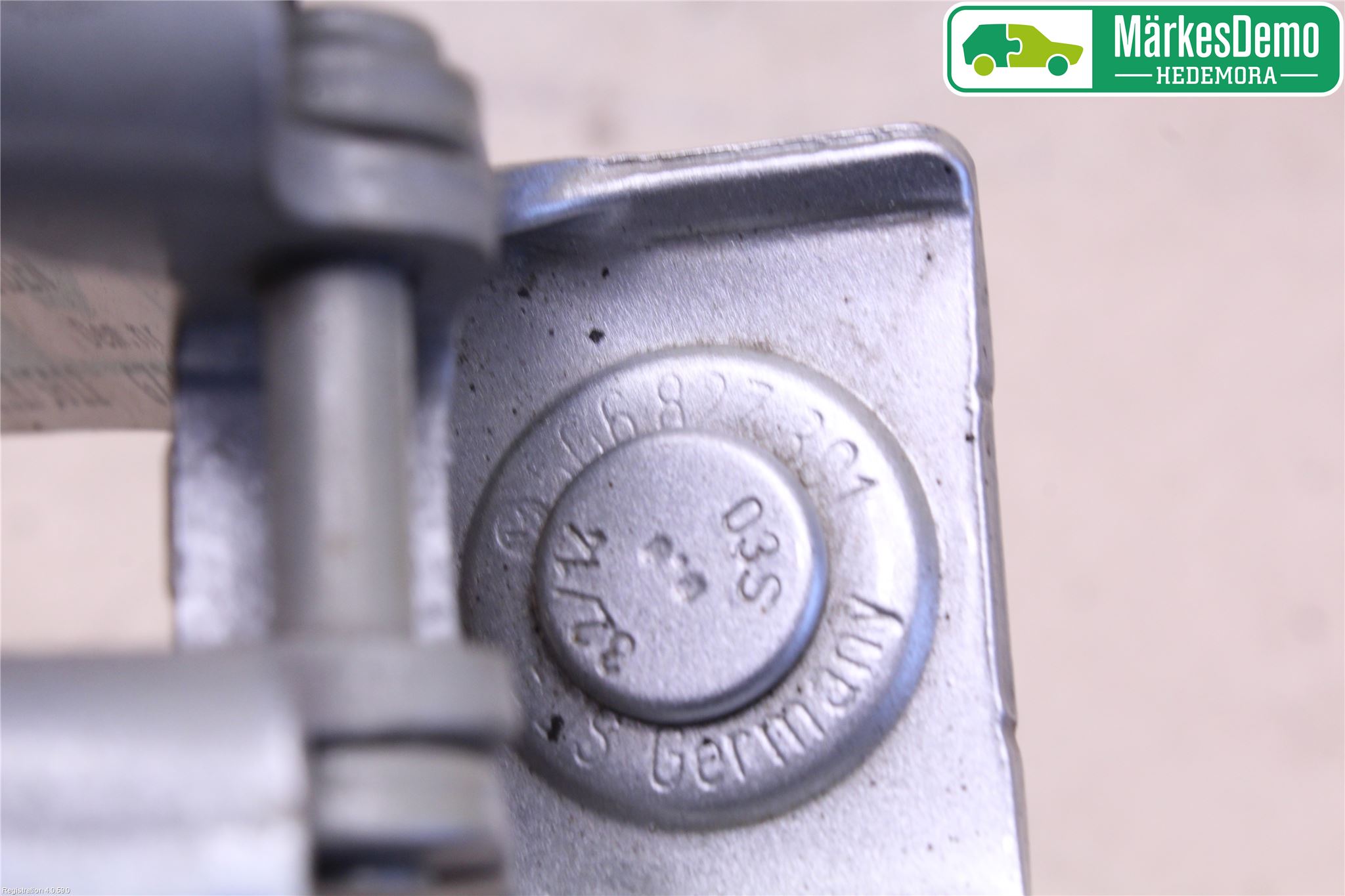 Skoda RAPID Bakluckegångjärn Vä