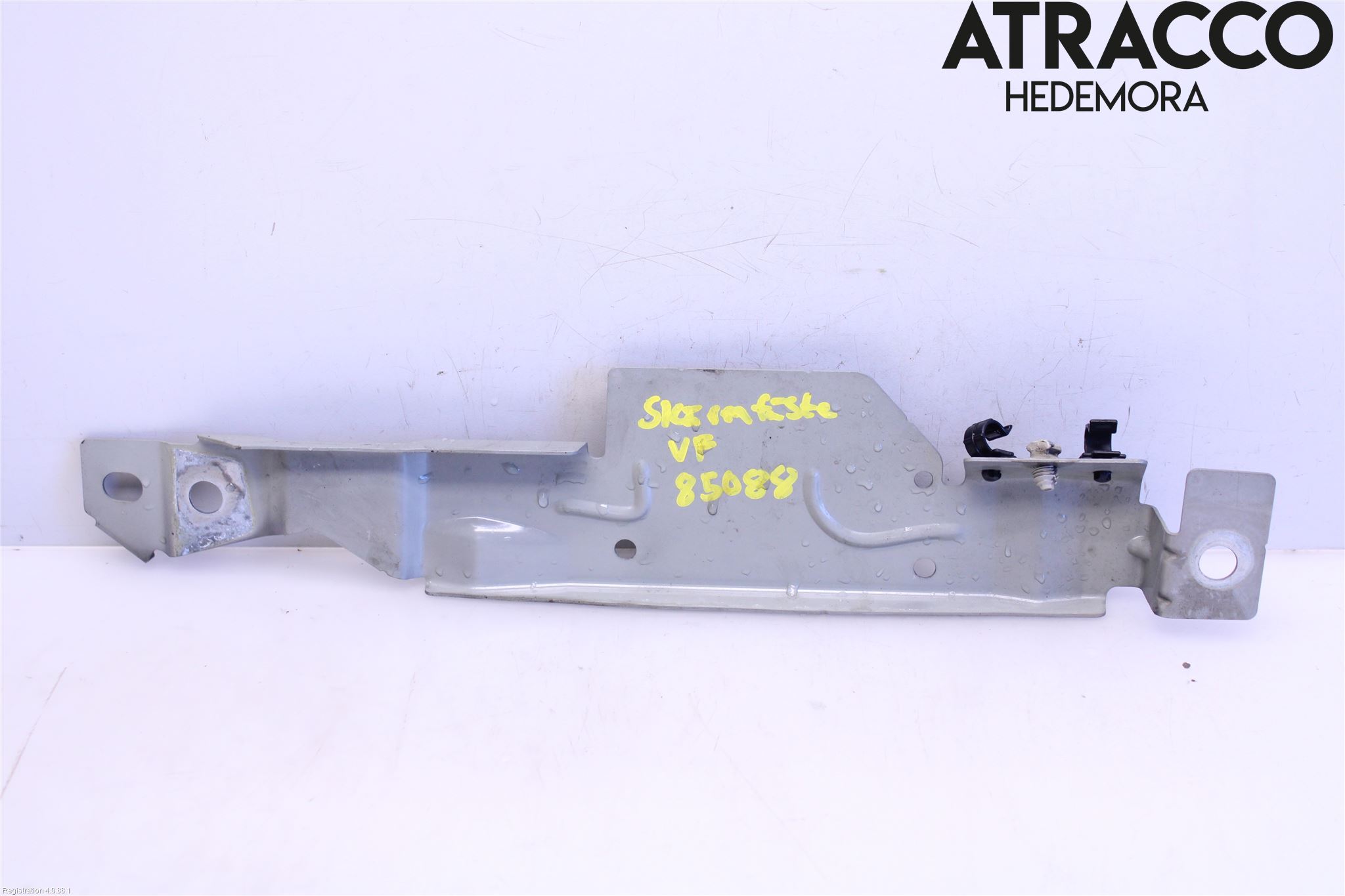 Volvo S90 17->> Skärmfäste Fram Vä