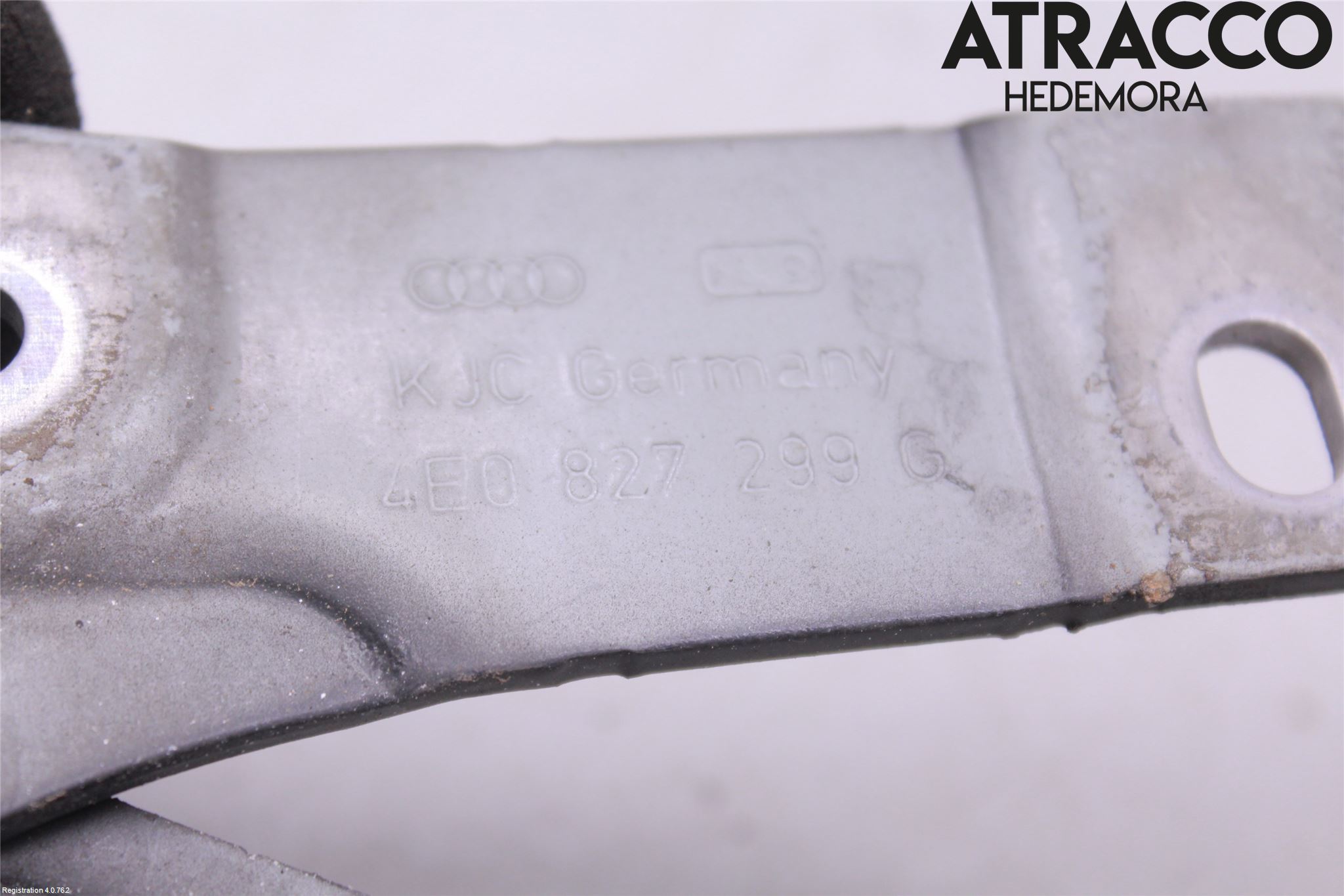 Audi A8/S8 4E  02-09 Bakluckegångjärn Vä