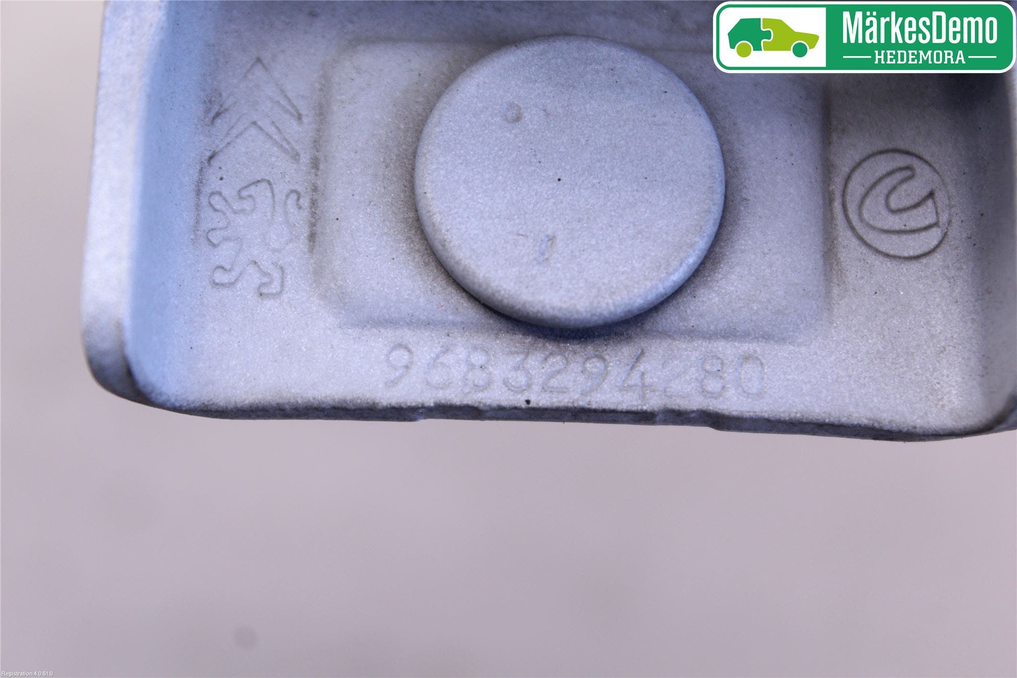 Peugeot 3008 09-16 Bakluckegångjärn Vä