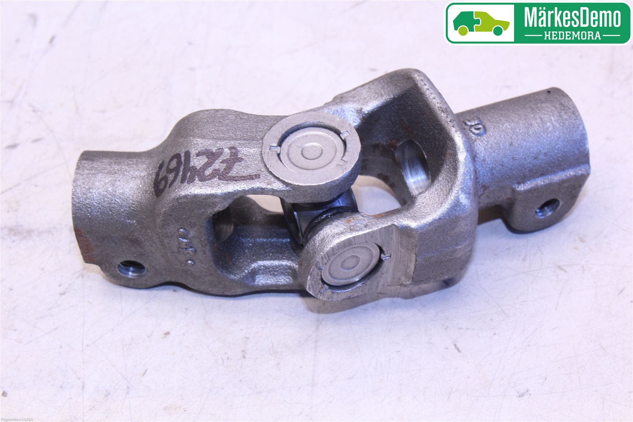 Toyota YARIS XP130 12-14 Rattaxelknut