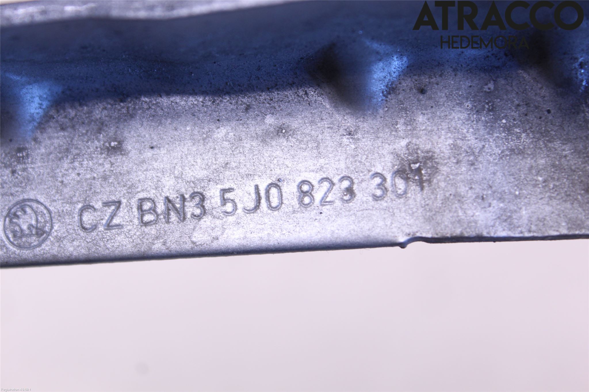 Skoda FABIA 07-14 Huvgångjärn