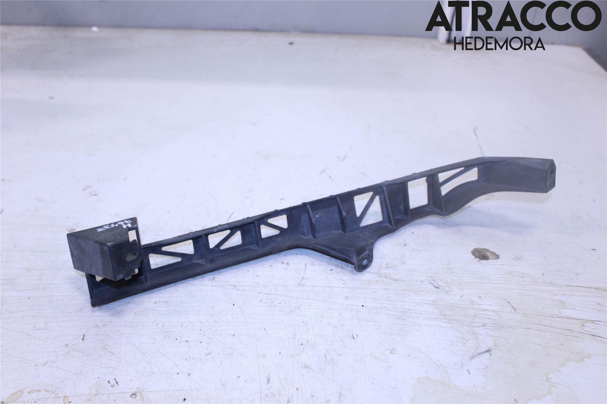 Mazda 3 I 03-06 Strålkastarsarg Höger