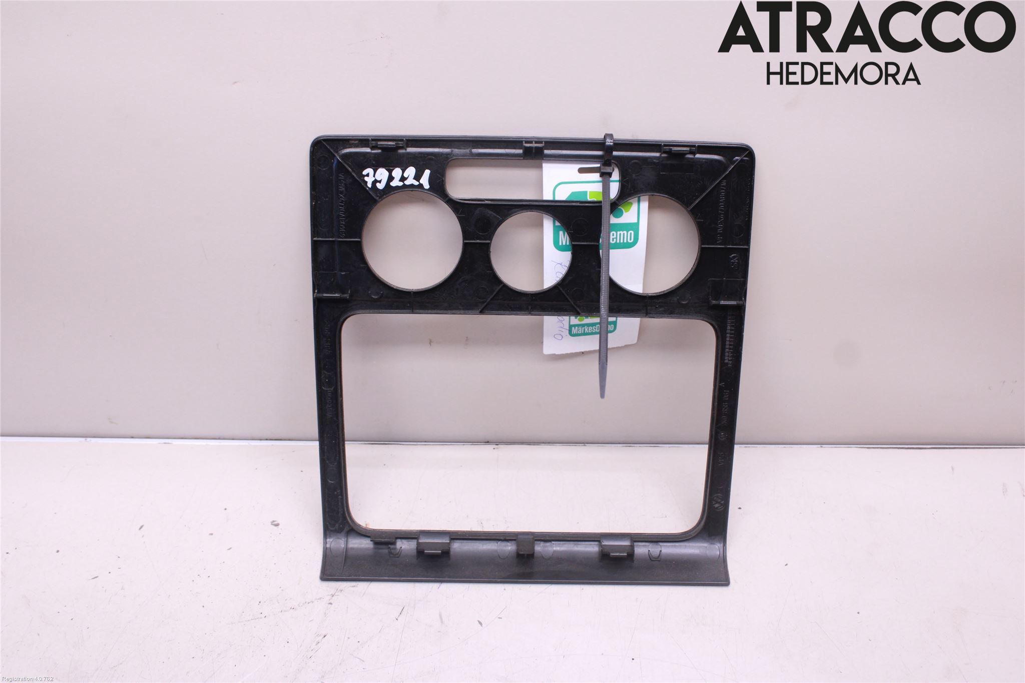 Volkswagen VW CADDY      04-10 Instrument-Radio Sarg