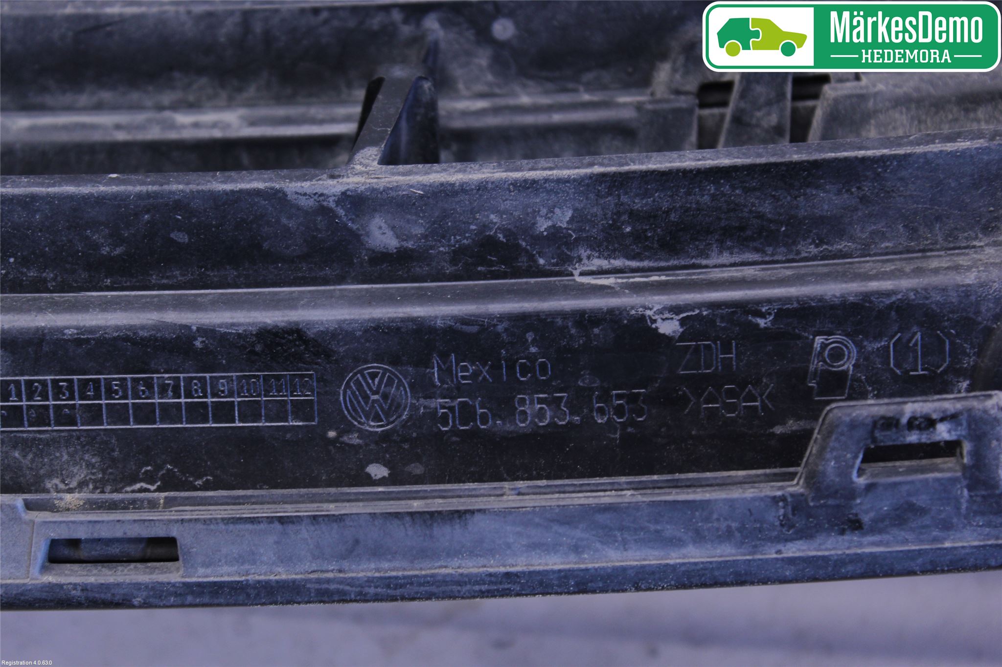 Volkswagen VW JETTA VI 11- Grill Komp