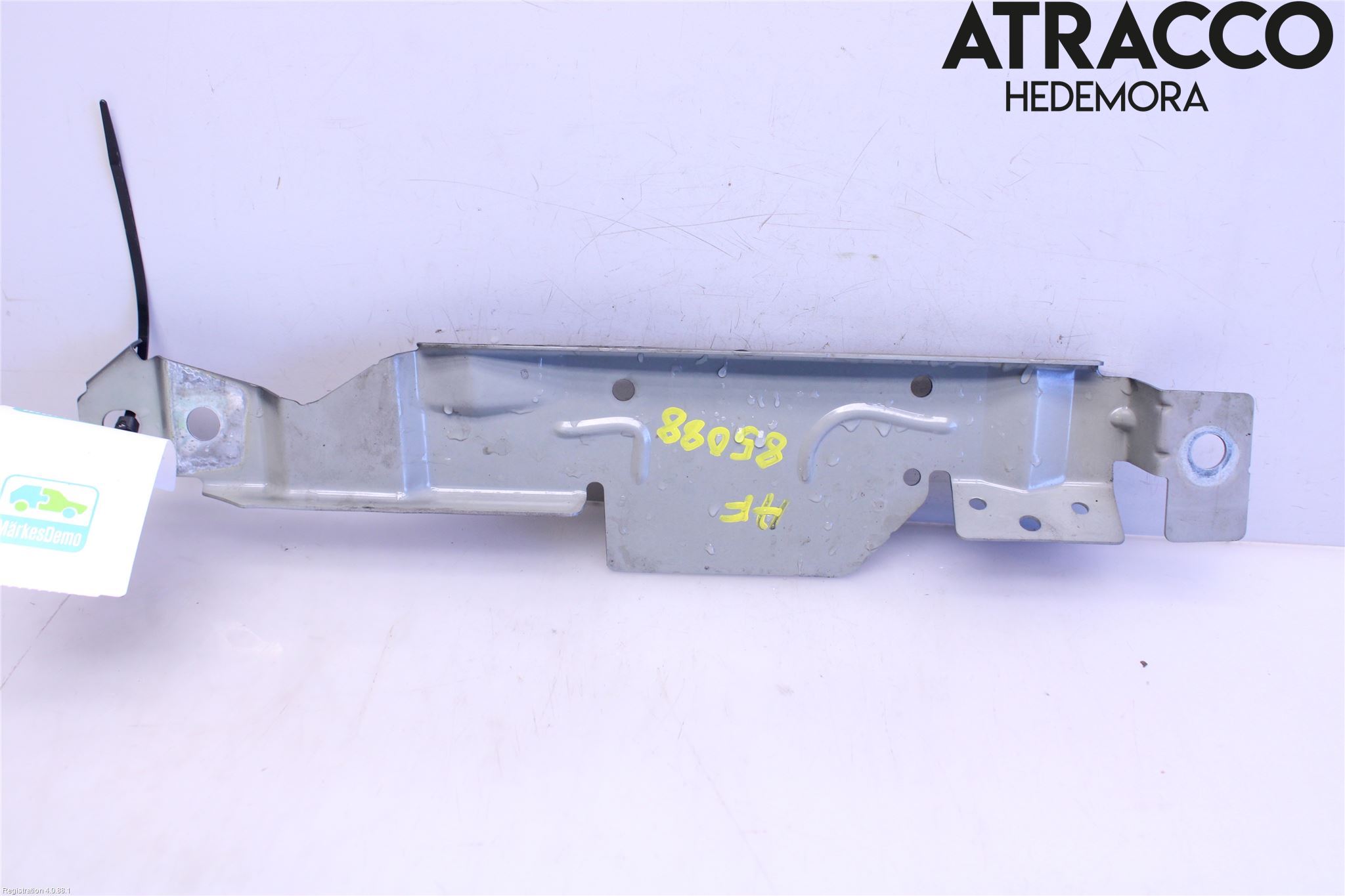 Volvo S90 17->> Skärmfäste Fram Hö