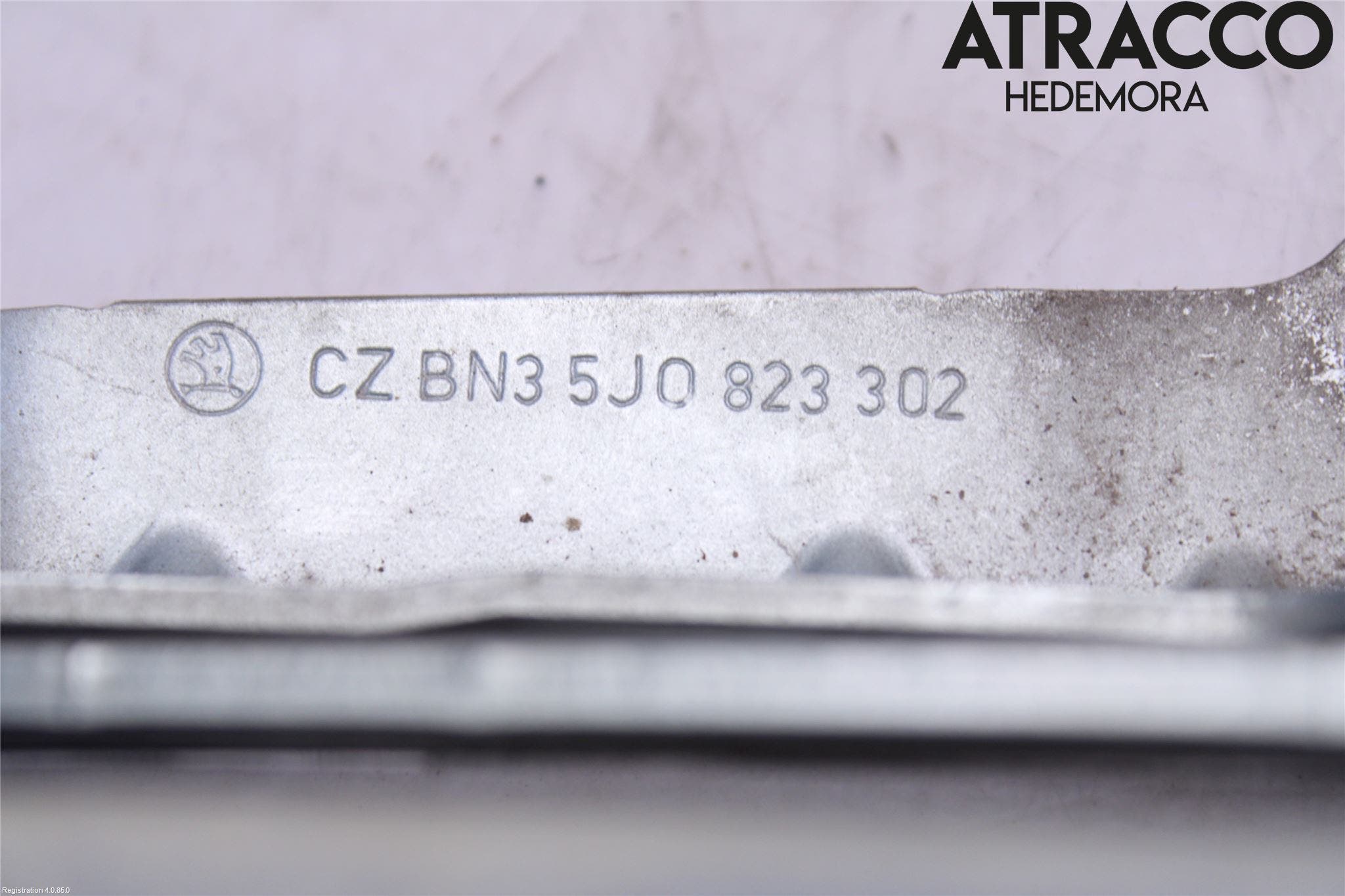 Skoda FABIA 07-14 Huvgångjärn