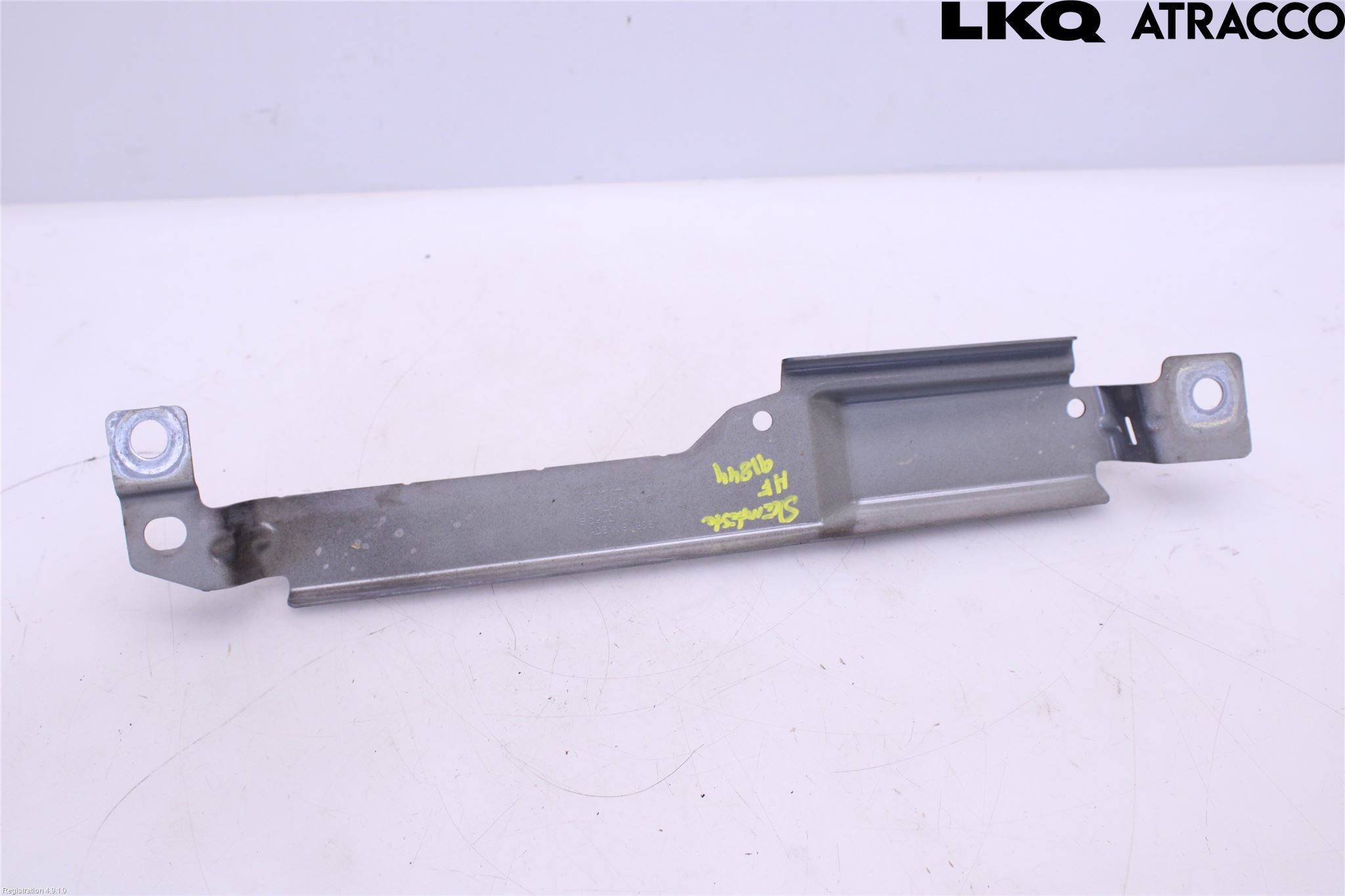 Volvo XC60 18- Skärmfäste Fram Hö