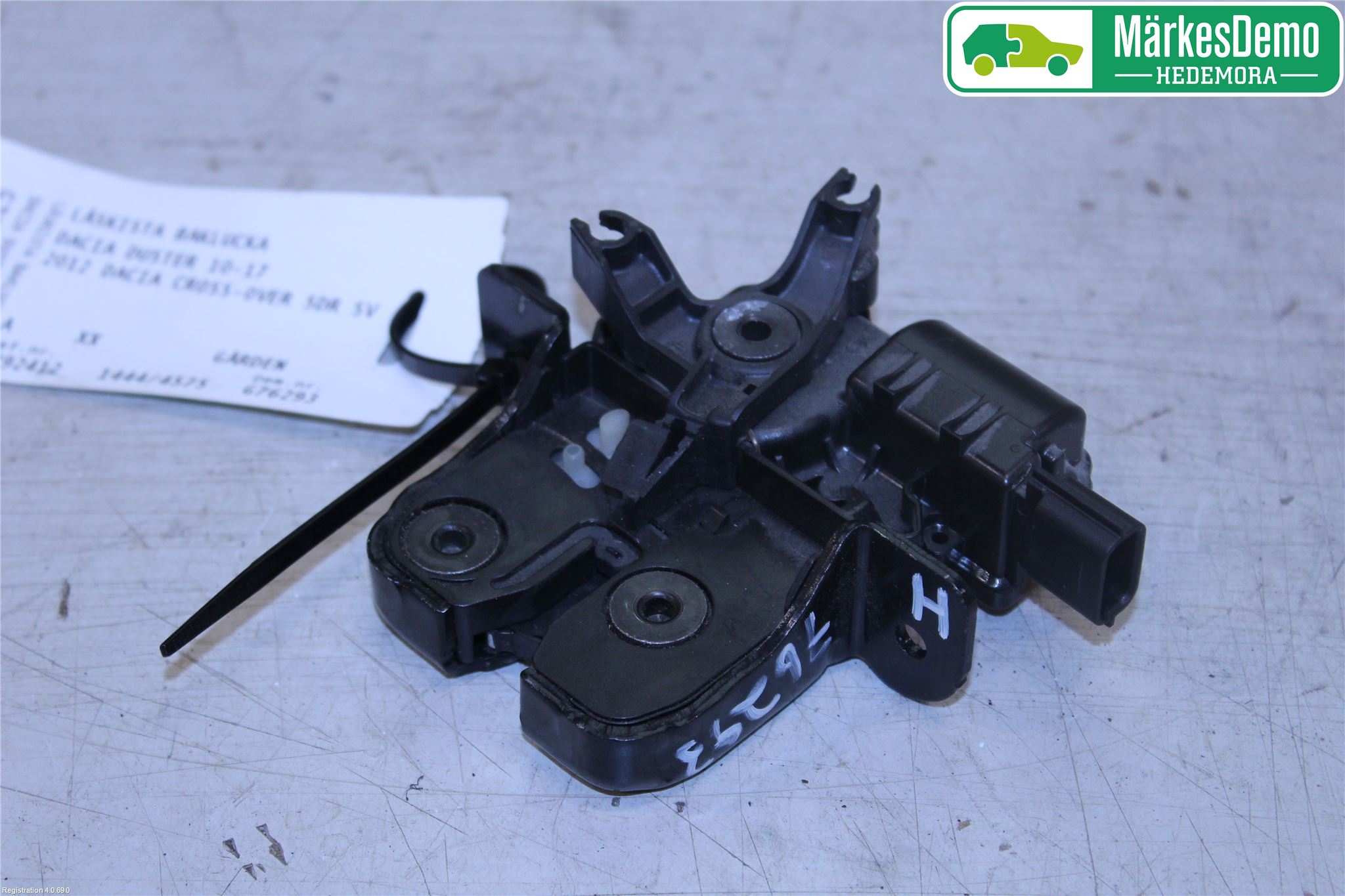 Dacia DUSTER 10-17 Låskista Baklucka