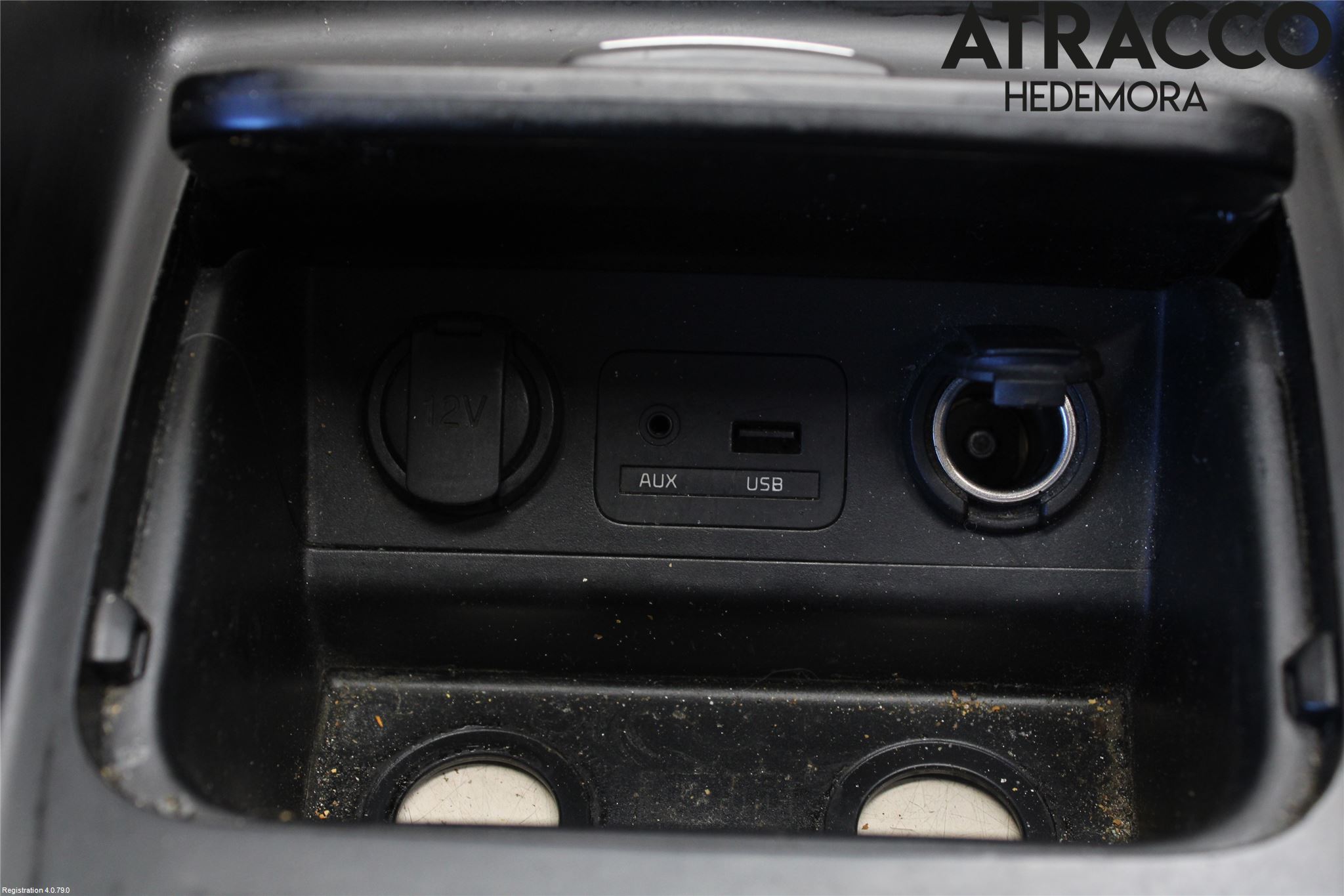 Kia CARENS III 13-19 Instrumentkonsoll Mitt