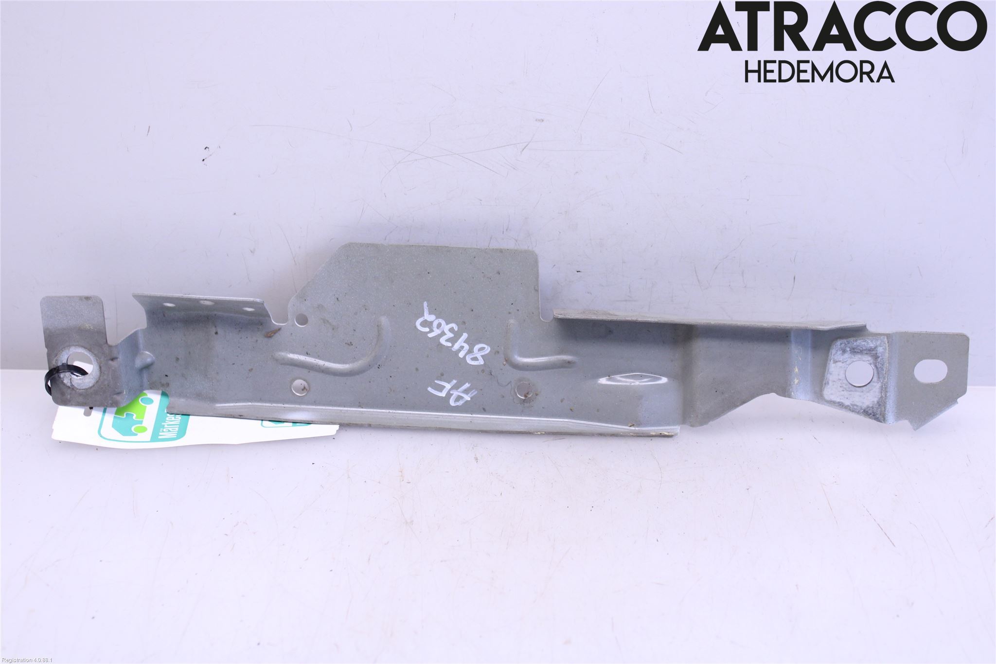 Volvo V90 17->> Skärmfäste Fram Hö