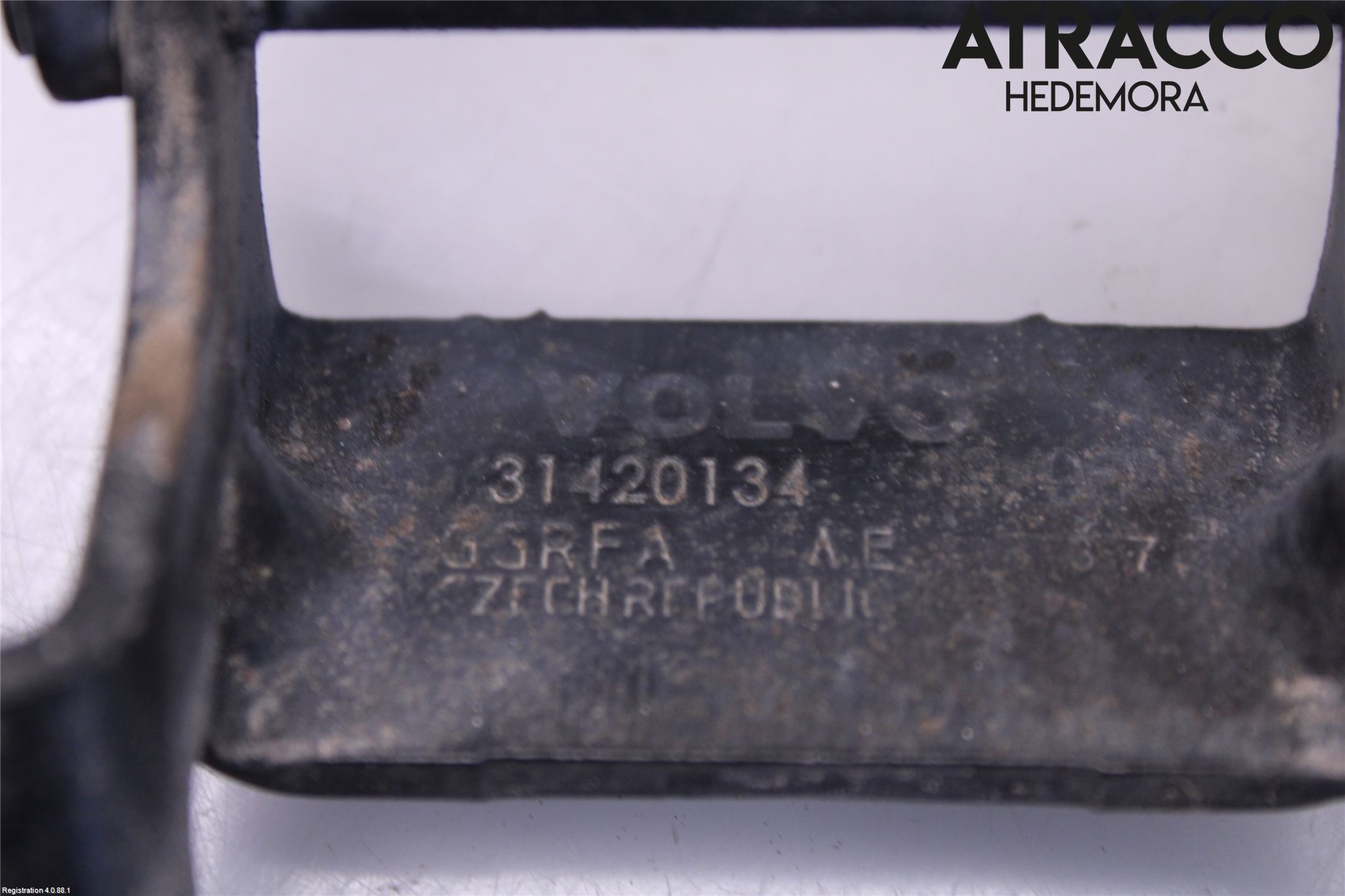 Volvo V90 17->> Bakluckegångjärn Hö