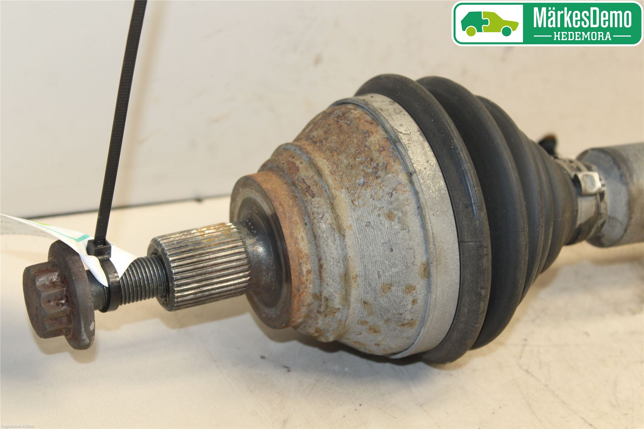 Volkswagen VW CADDY 11-15 Drivaxel Fram Höger