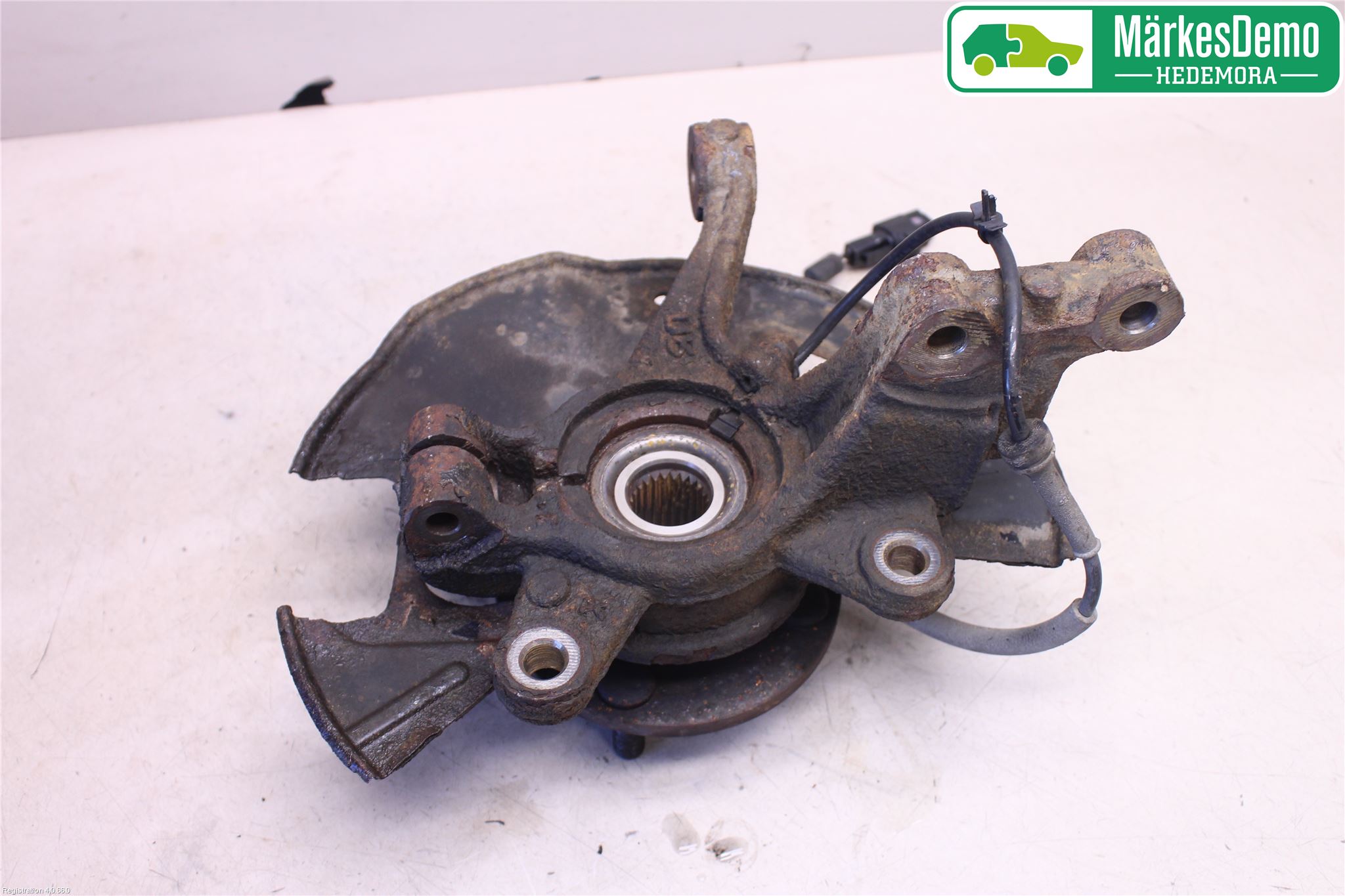 Mazda 2 (DE) 08-15 Styrspindel Lagerhus Vä