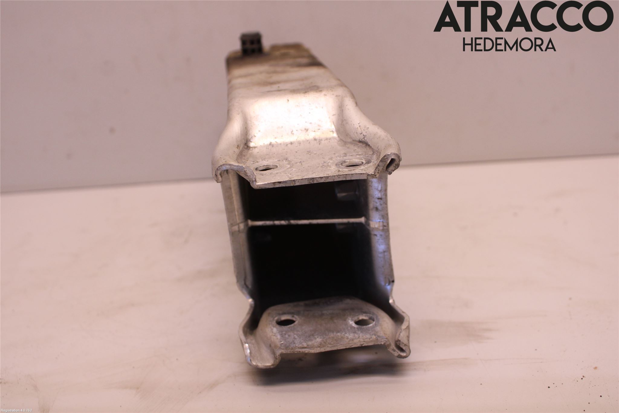 BMW 5 F10/F11/F18 09-17 Stötfångarbärjärn Fram