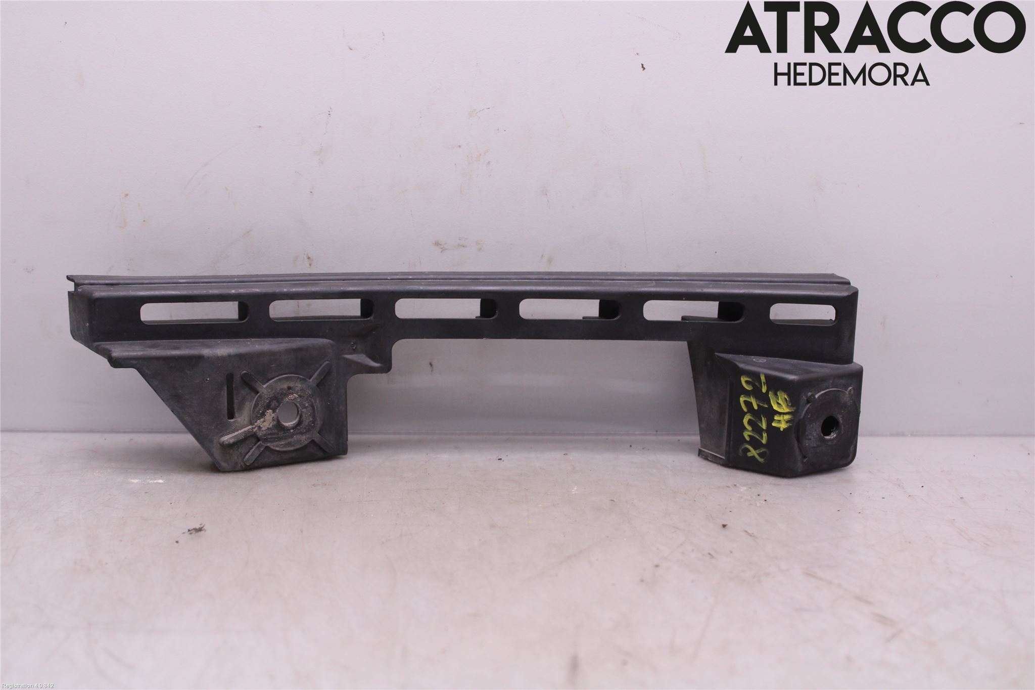 Volkswagen VW CADDY      04-10 Stötfångarfäste Fram Hö