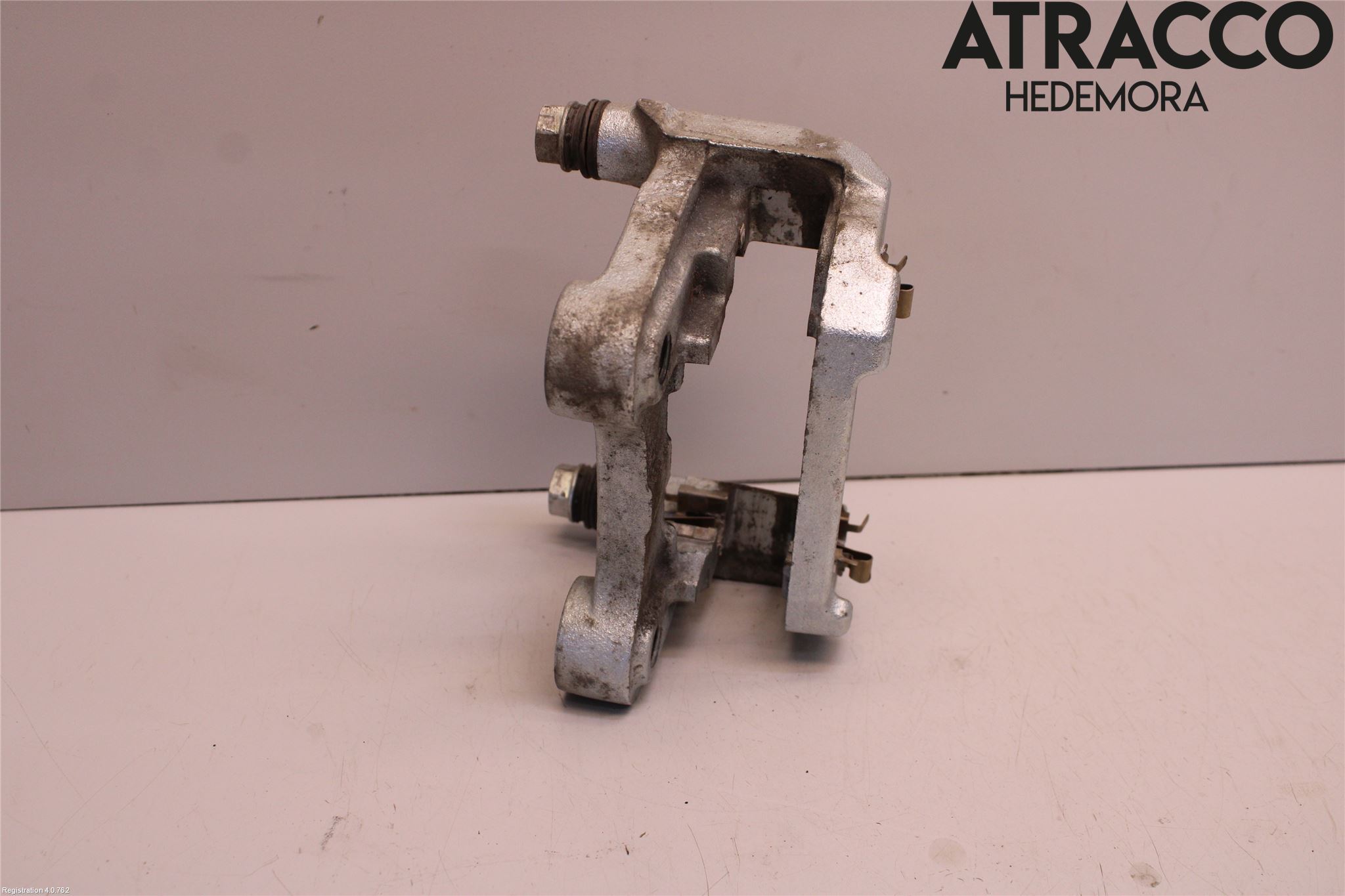 Toyota RAV4 19- Bromsokshållare